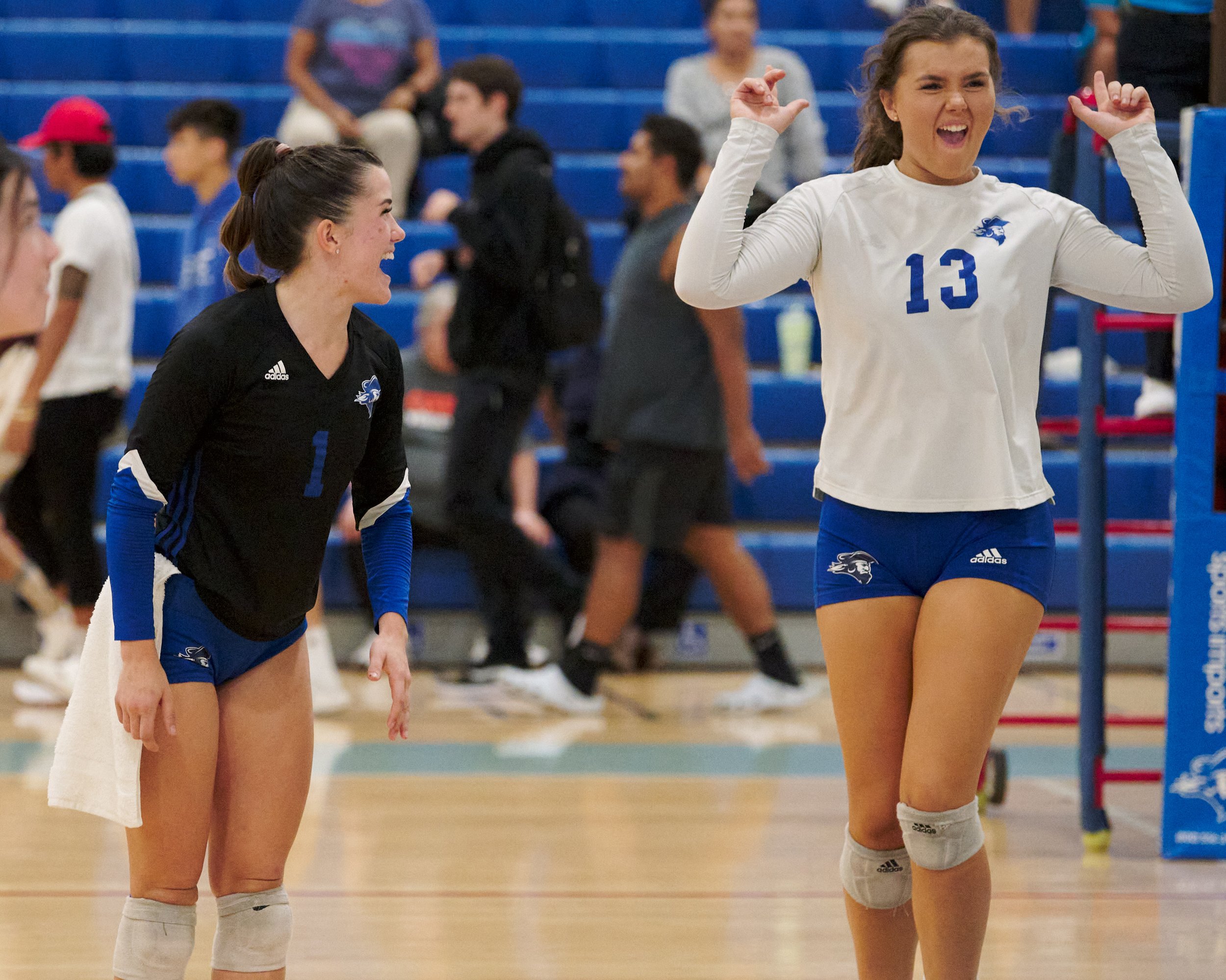  Santa Monica College Corsairs' Mackenzie Wolff (right) and Halle Anderson (left) during the women's volleyball match against the Citrus College Owls on Wednesday, Oct. 19, 2022, at Corsair Gym in Santa Monica, Calif. The Corsairs won 3-2. (Nicholas 
