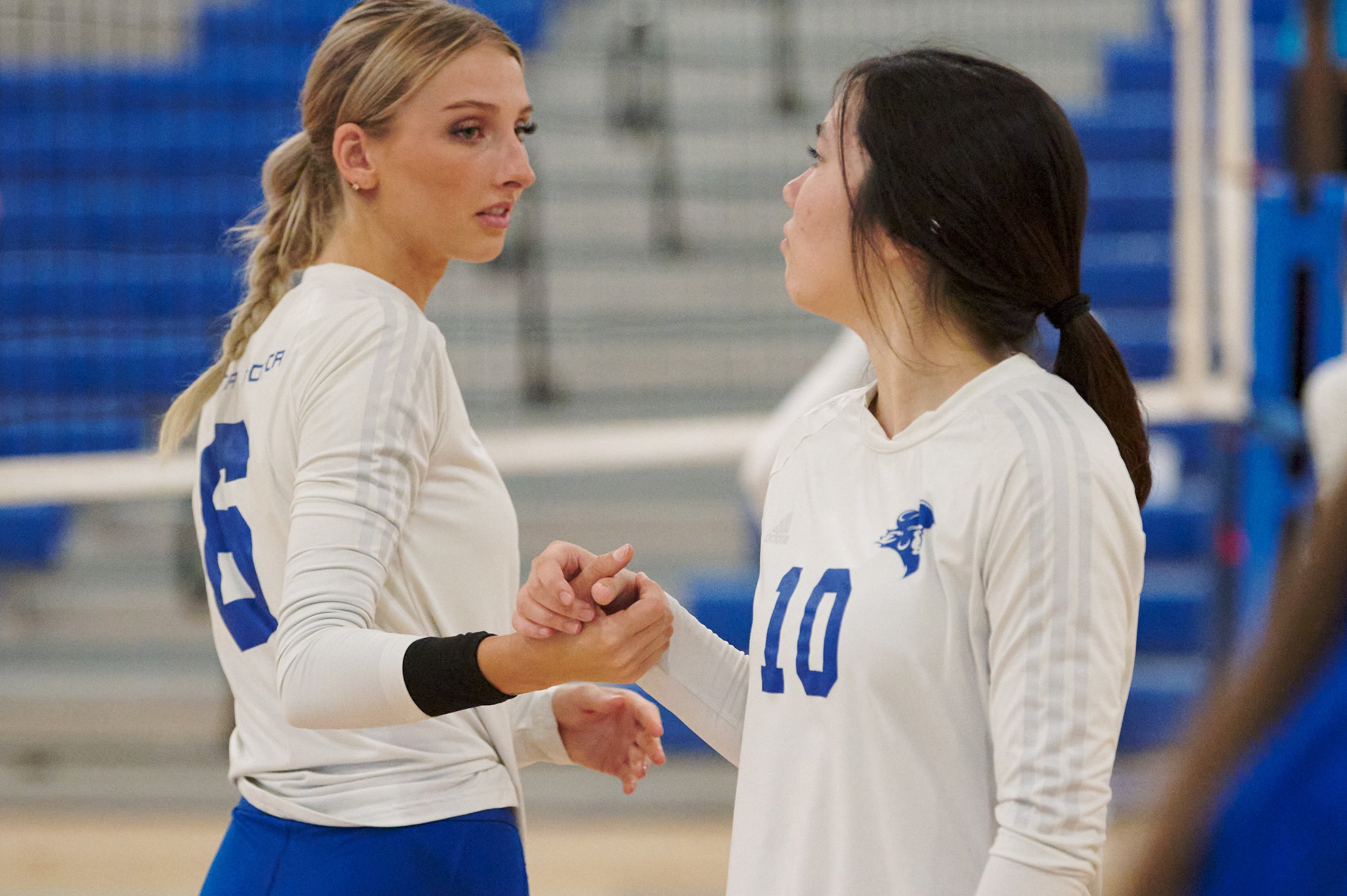  Santa Monica College Corsairs' Sophia Lawrance and Sophia Odle during the women's volleyball match against the Citrus College Owls on Wednesday, Oct. 19, 2022, at Corsair Gym in Santa Monica, Calif. The Corsairs won 3-2. (Nicholas McCall | The Corsa