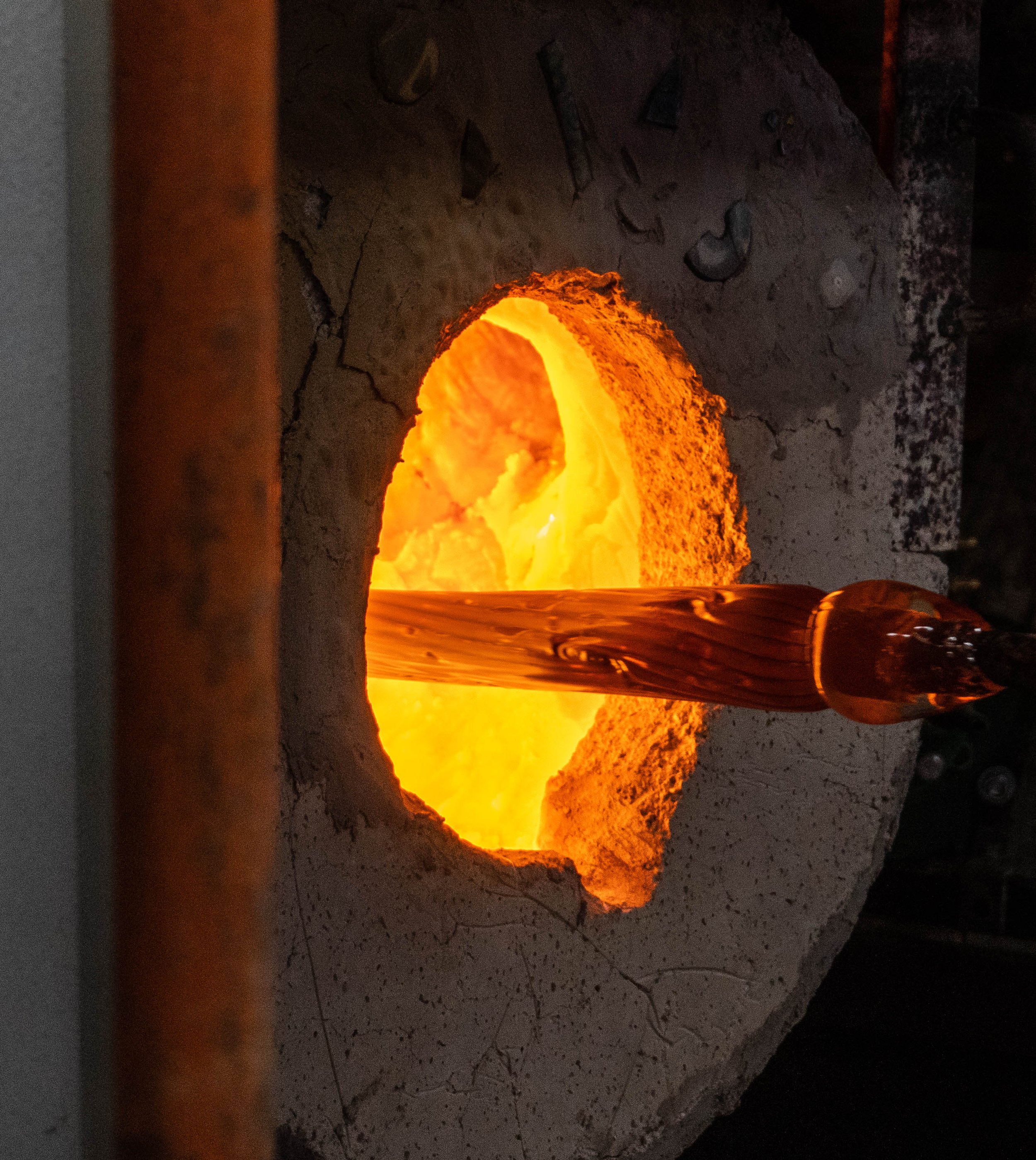  Miles Freedman, Santa Monica College Glass Sculpting instructor places the body of the mushroom into the furnace at the Santa Monica College glass sculpting workshop. Oct. 13, 2022. Santa Monica, CA. (Ee Lin Tsen | The Corsair) 