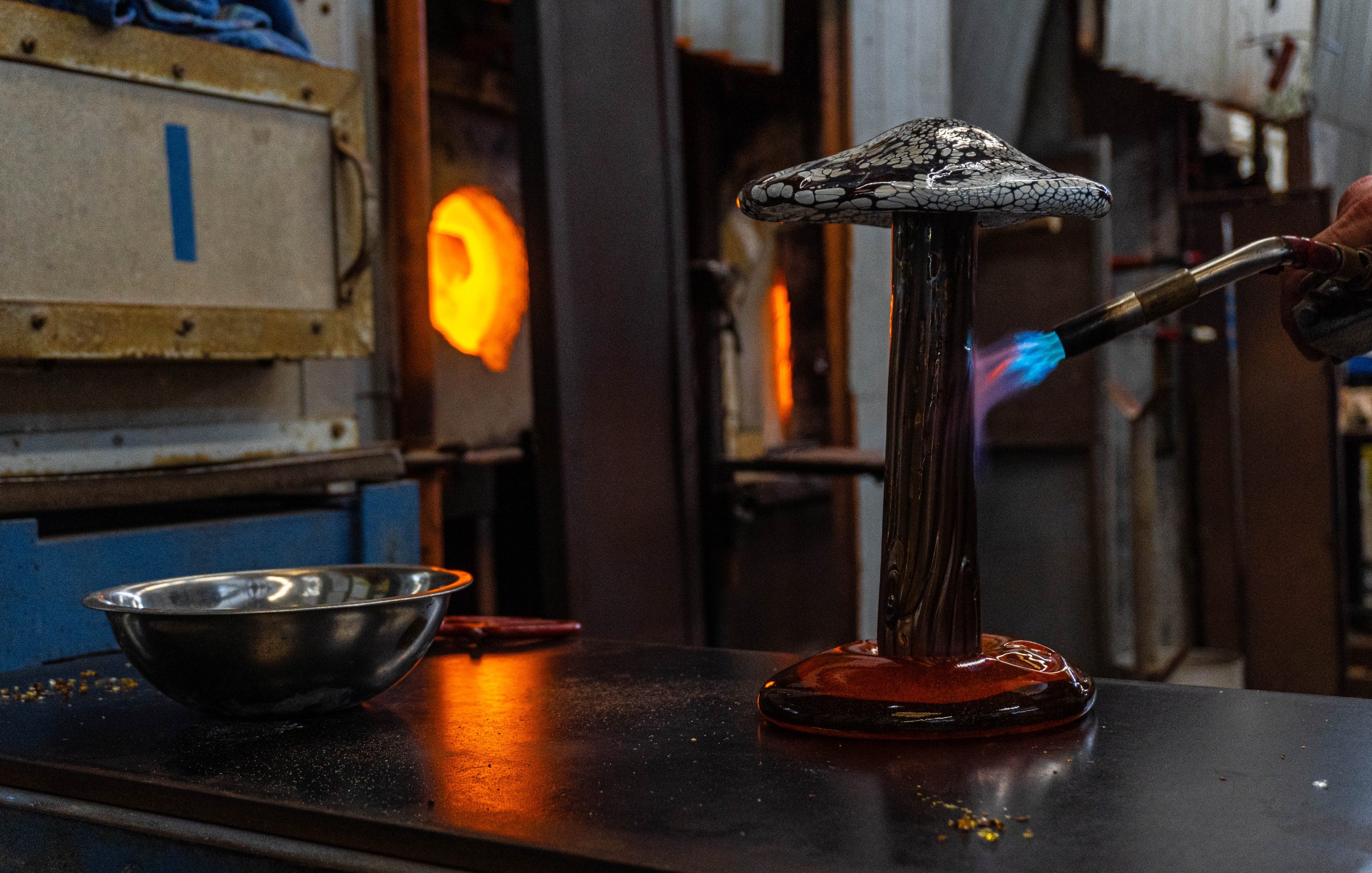  Miles Freedman's adds the finishing touches to his mushroom with a blowtorch. Glass Sculpture classes are found in Art 43A and B. Oct. 13, 2022. Santa Monica, CA. (Ee Lin Tsen | The Corsair) 