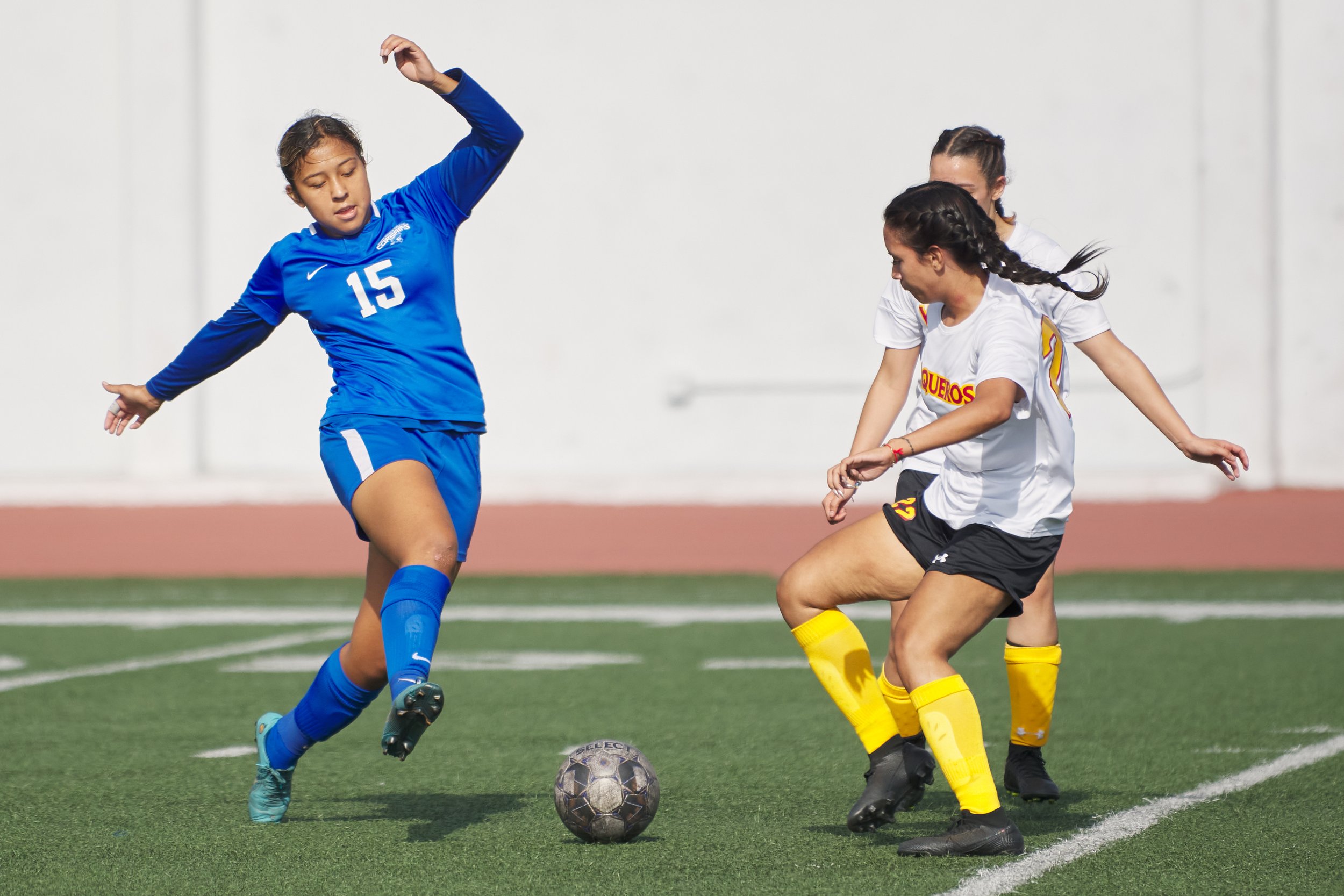  Santa Monica College Corsairs' Jacky Hernandez and Glendale Community College Vaqueros' Santi Eldimiri, with Destanie Gentry behind her, during the women's soccer match on Friday, Oct. 21, 2022, at Corsair Field in Santa Monica, Calif. The Corsairs 