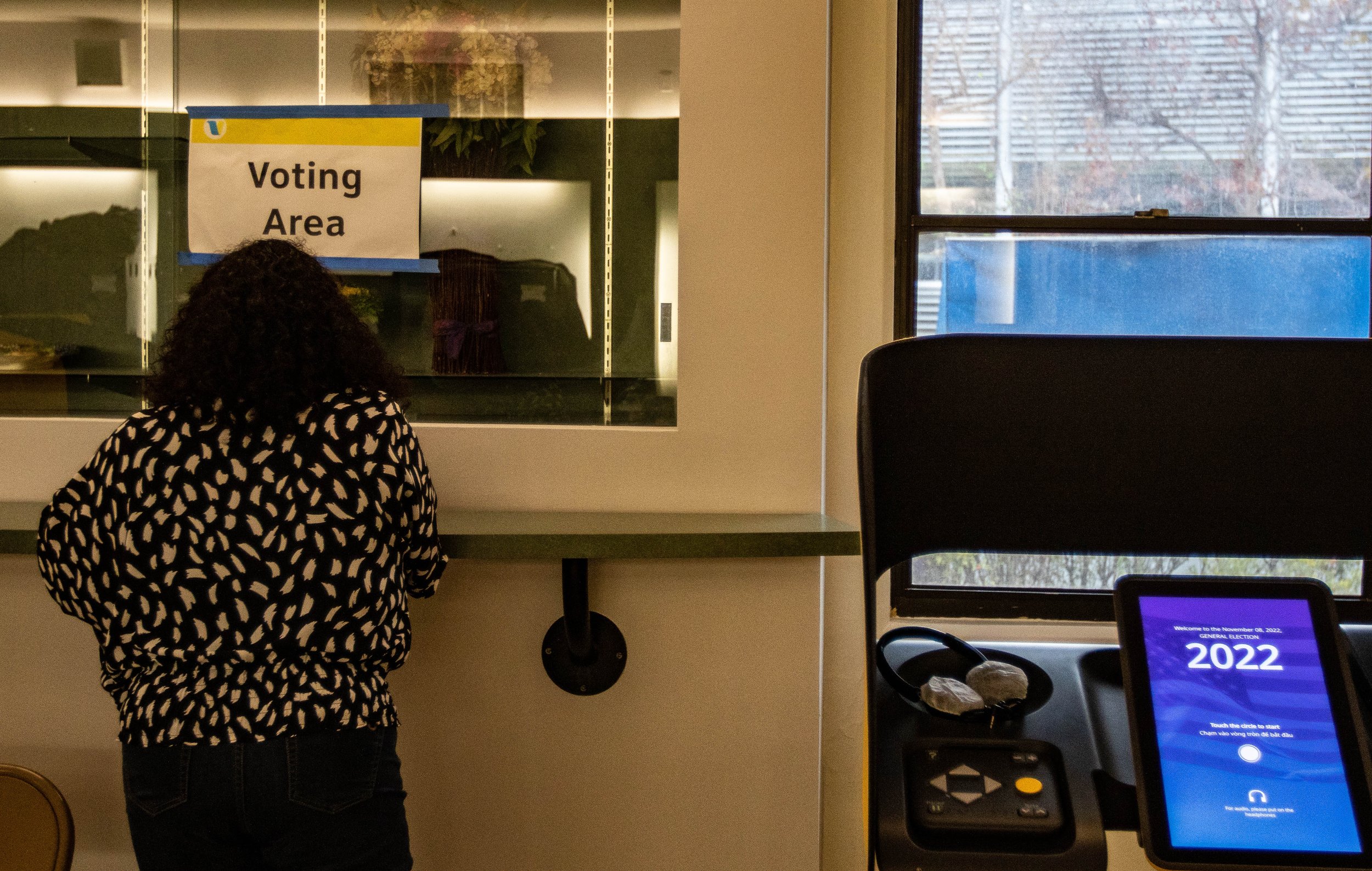  One of the polling members sanitizing a voting area after it's been used. A day before Election Day on Nov. 8, 2022 at the Santa Monica College voting center on the main campus' faculty lounge by the cafeteria. Voters were both students and resident