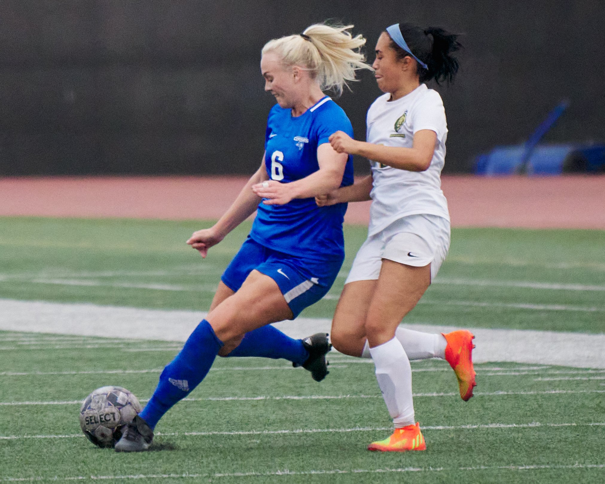  Santa Monica College Corsairs' Mathilda Isaksson and Los Angeles Valley College Monarchs' Katherine Lopez during the women's soccer match on Tuesday, Nov. 1, 2022, at Corsair Field in Santa Monica, Calif. The Corsairs won 2-1. (Nicholas McCall | The