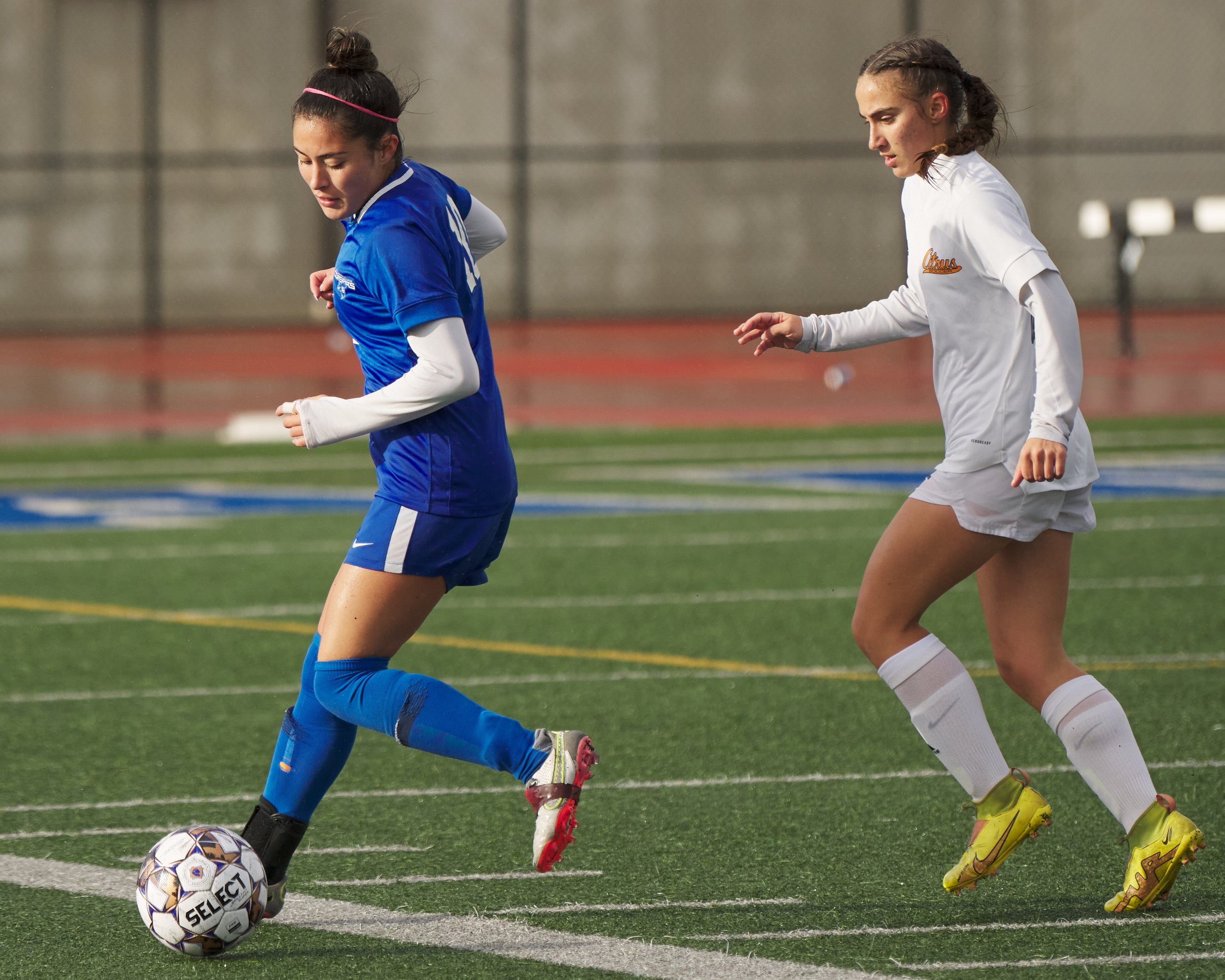  Santa Monica College Corsairs' Ali Alban and Citrus College Owls' Giovanna Romera Damiani during the women's soccer match on Tuesday, Nov. 8, 2022, at Corsair Field in Santa Monica, Calif. The Corsairs won 3-1. (Nicholas McCall | The Corsair) 