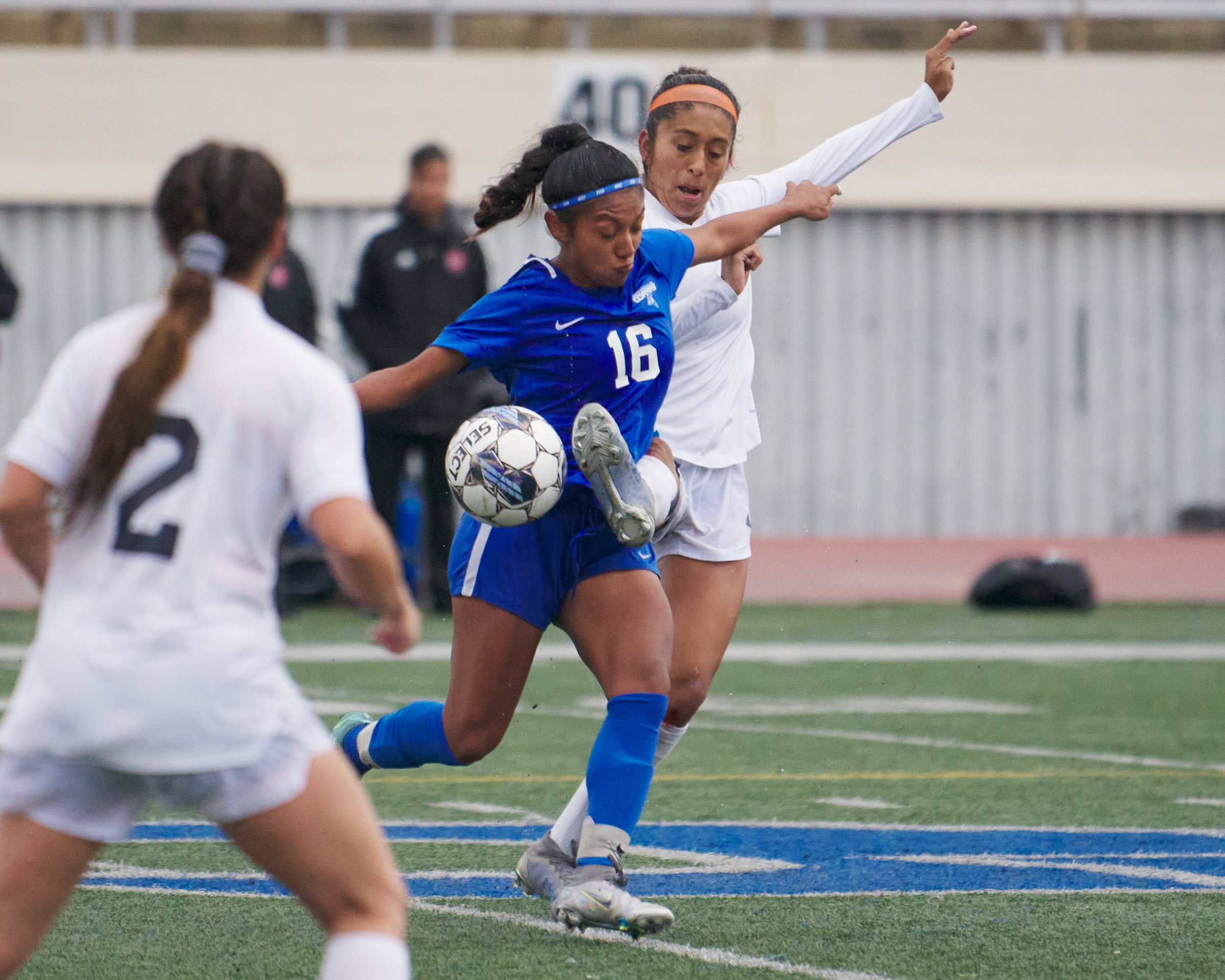  Santa Monica College Corsairs' Diana Gaspar and Citrus College Owls' Kaylee Sanchez during the women's soccer match on Tuesday, Nov. 8, 2022, at Corsair Field in Santa Monica, Calif. The Corsairs won 3-1. (Nicholas McCall | The Corsair) 