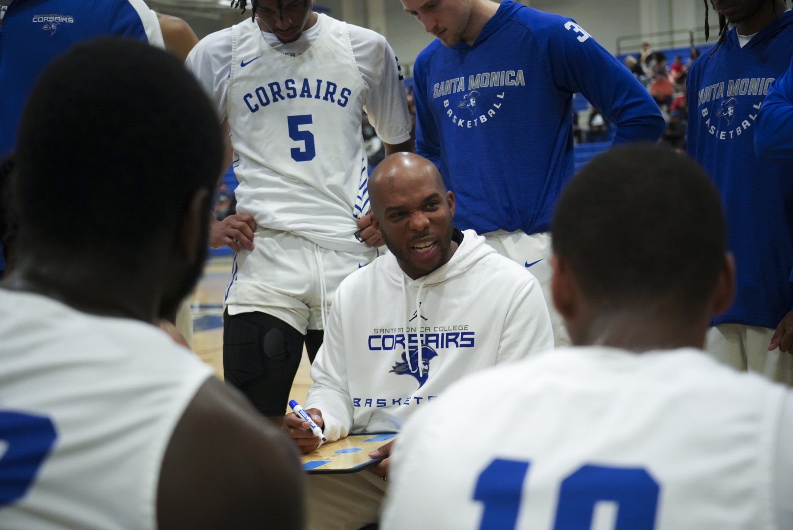  Santa Monica Corsairs Head Basketball Coach Joshua Thomas adjusts a play during timeout in a game against the San Diego City College Knights Saturday, Nov 6 2022. Santa Monica lost the game by a difference of eleven points. (The Corsair | Anthony Cl