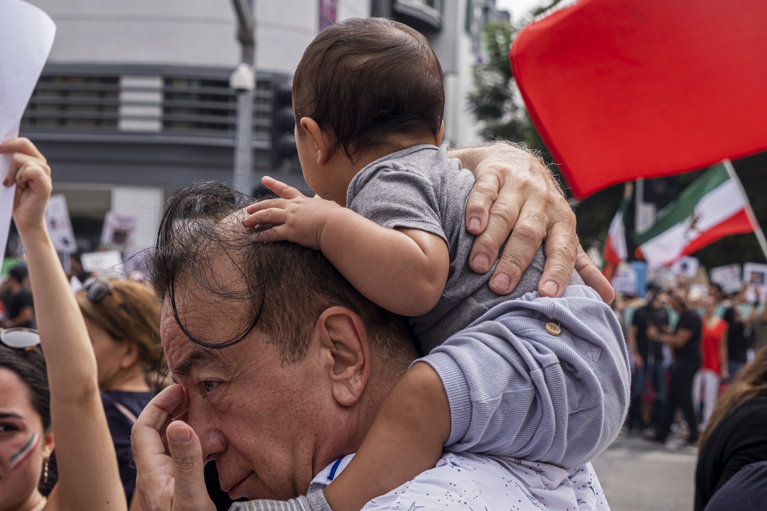  A grandfather holds his grandchild, Erin, on top of his shoulders, at the March for Iran at Third Street Promenade in Santa Monica, Calif., on Saturday, Oct. 8. (Anna Sophia Moltke | The Corsair) 