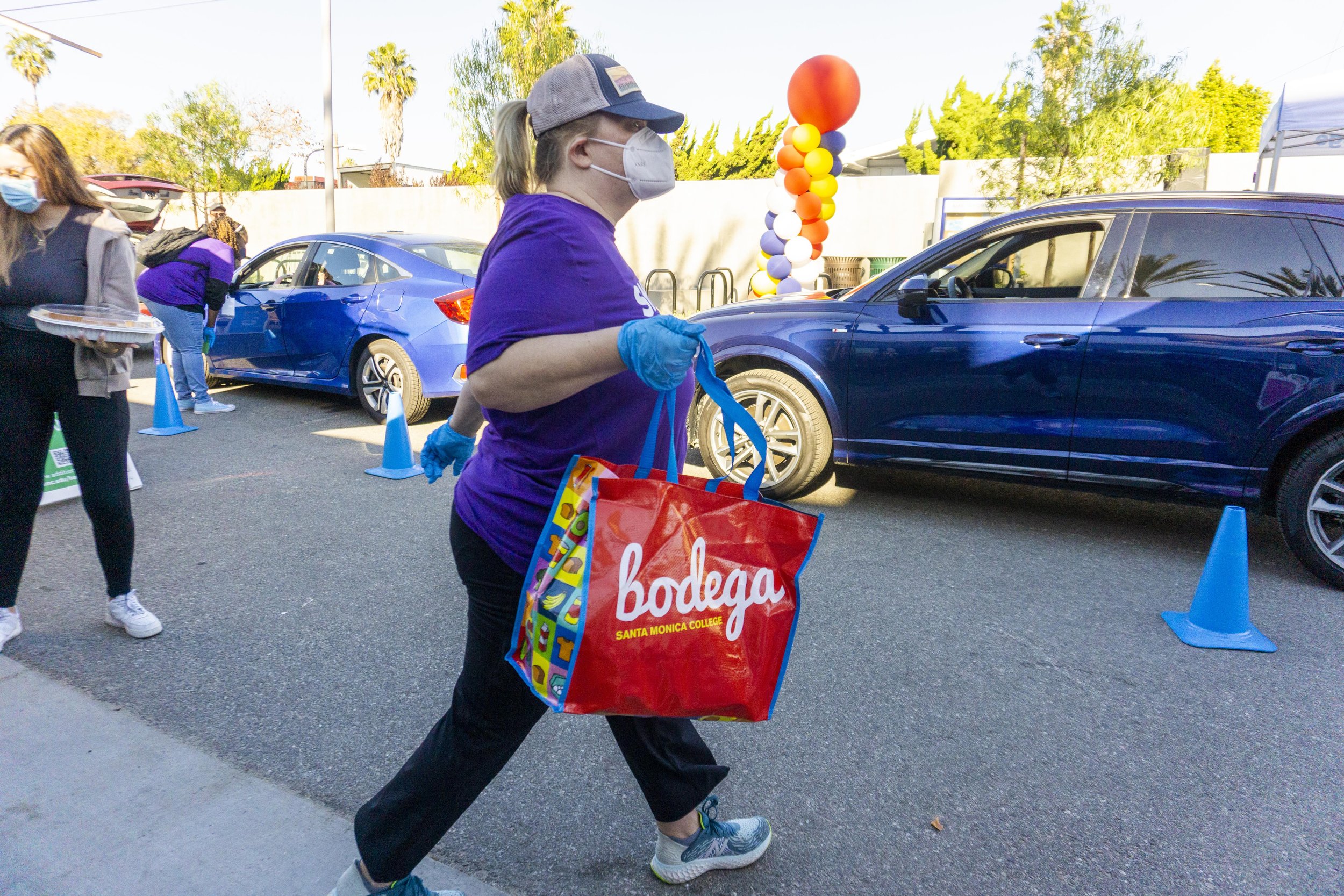  Volunteers at "Giving Thanks(giving)" drive through foods distribution at Santa Monica College(SMC) on Tuesday, November 22, 2022, in Santa Monica, Calif. The Bodega program combats food insecurities by providing a Thanksgiving meal. (Daniel De Anda