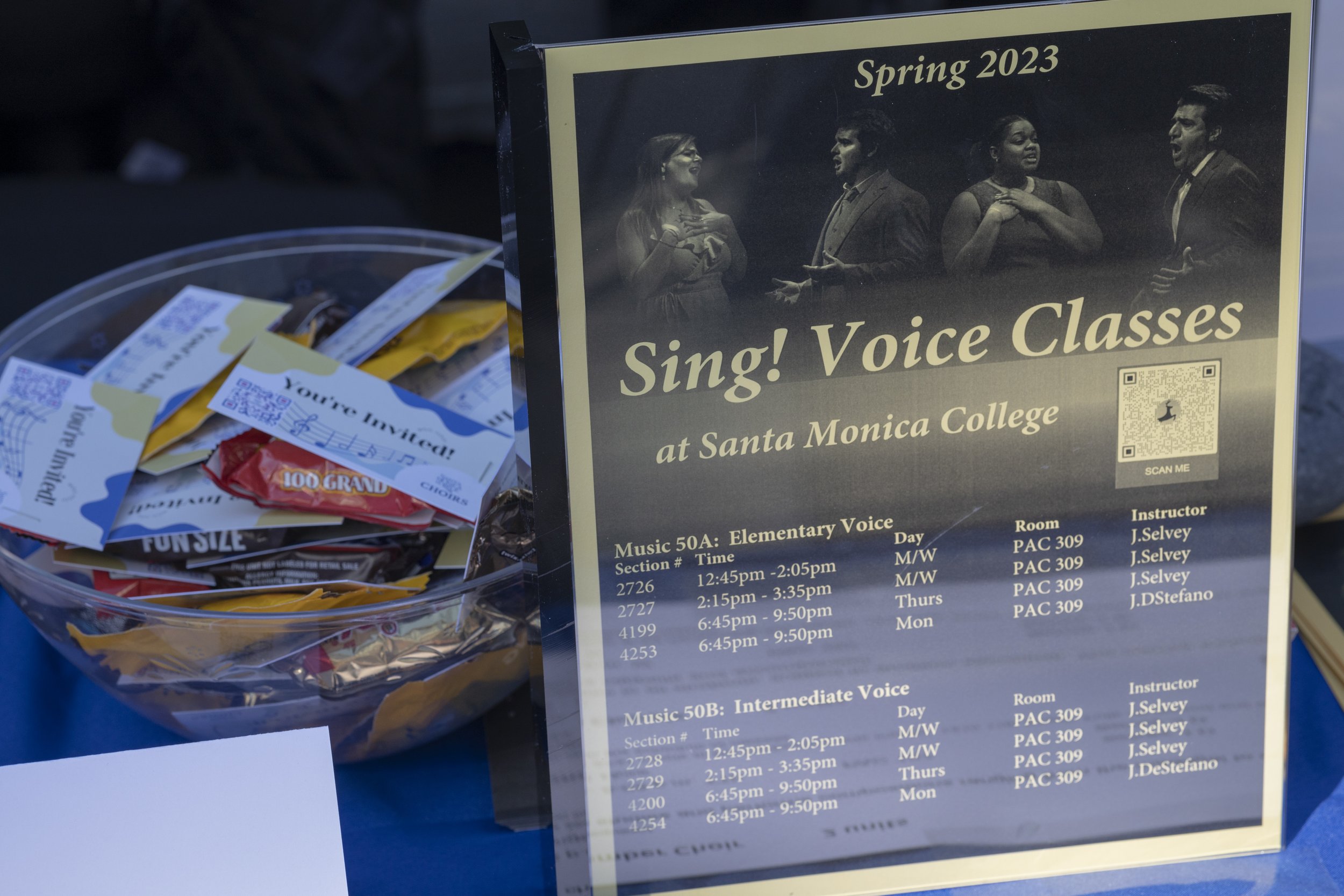  The Voice Class at Santa Monica College handed out business cards with a QR code and a piece of candy to encourage new students to sign up for the class. November 15, 2022, Santa Monica, Calif. (Jamie Addison | The Corsair) 