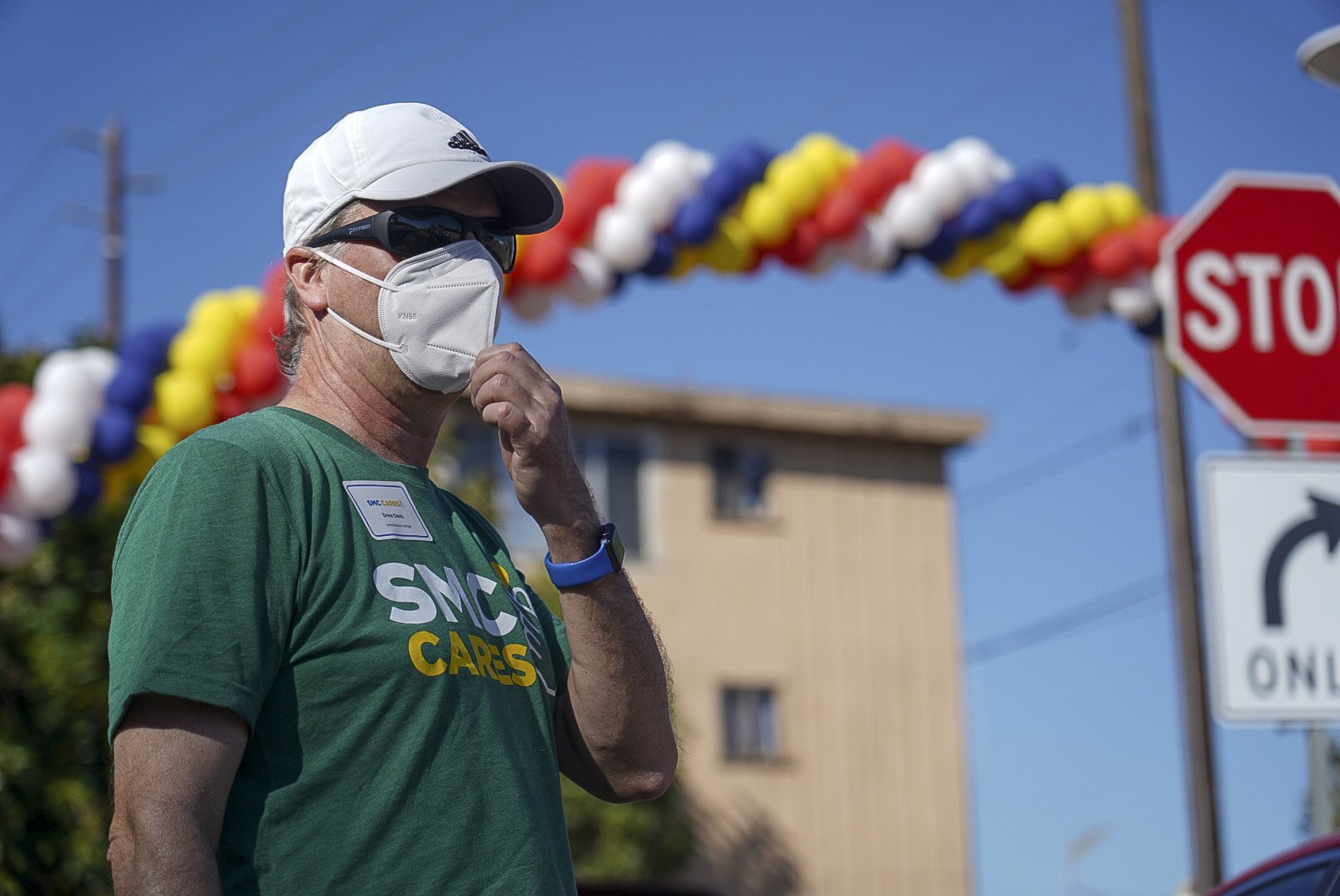  Drew Davis, Santa Monica College Cares volunteer, prepares to receive student recipients during SMC's 3rd Giving Thanks(Giving) charity food distribution event Tuesday, Nov. 22 2022. The drive-thru market featured free care packages designed to ease