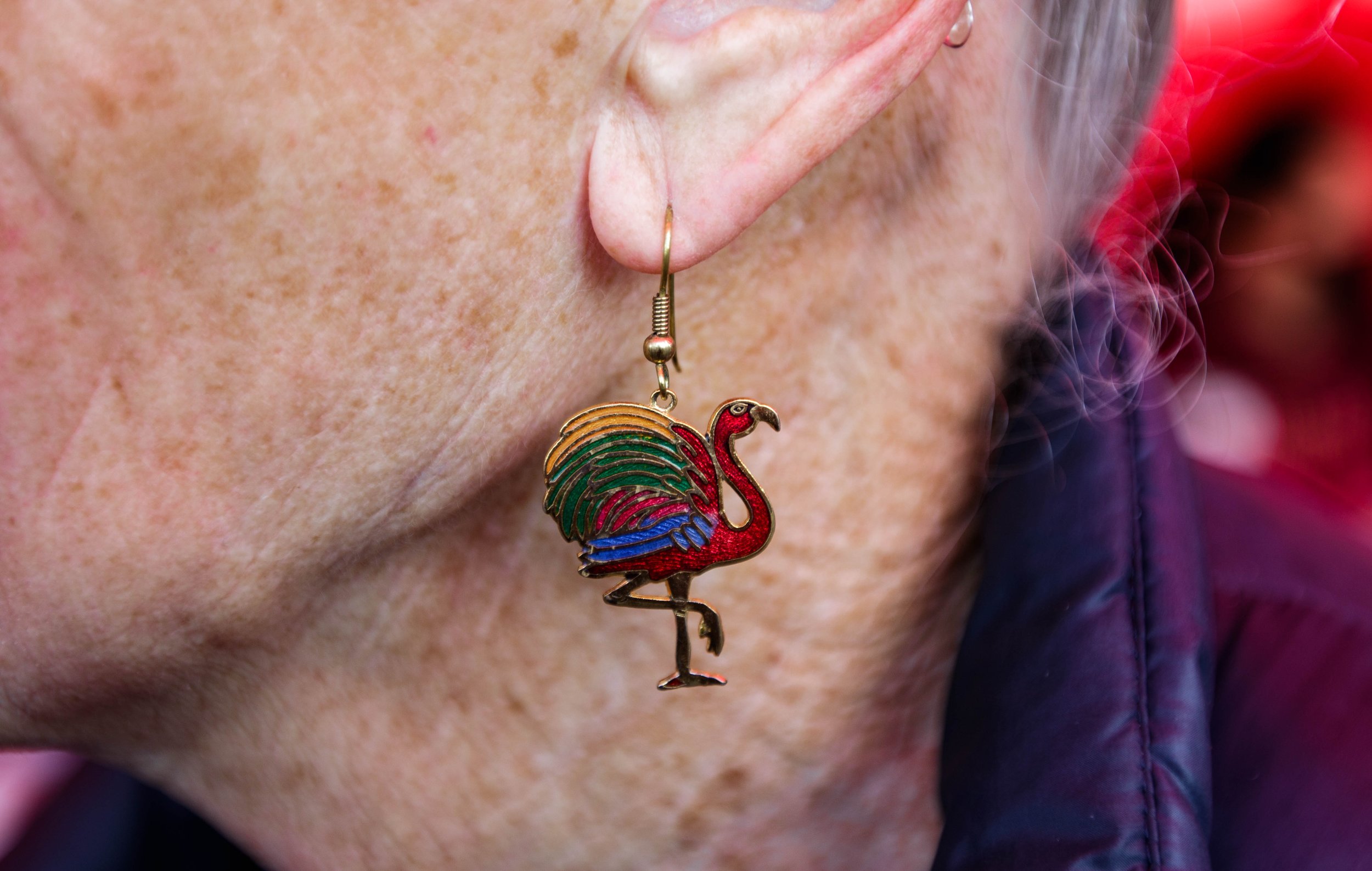  Lost Angels Org volunteer Kathil Adkins wears a turkey earring to the Lost Angels Org annual Thanksgiving event to feed the homeless in Venice. The event has been ongoing for 10 years. Nov. 24, 2022. Venice, Calif. (Ee Lin Tsen | The Corsair) 