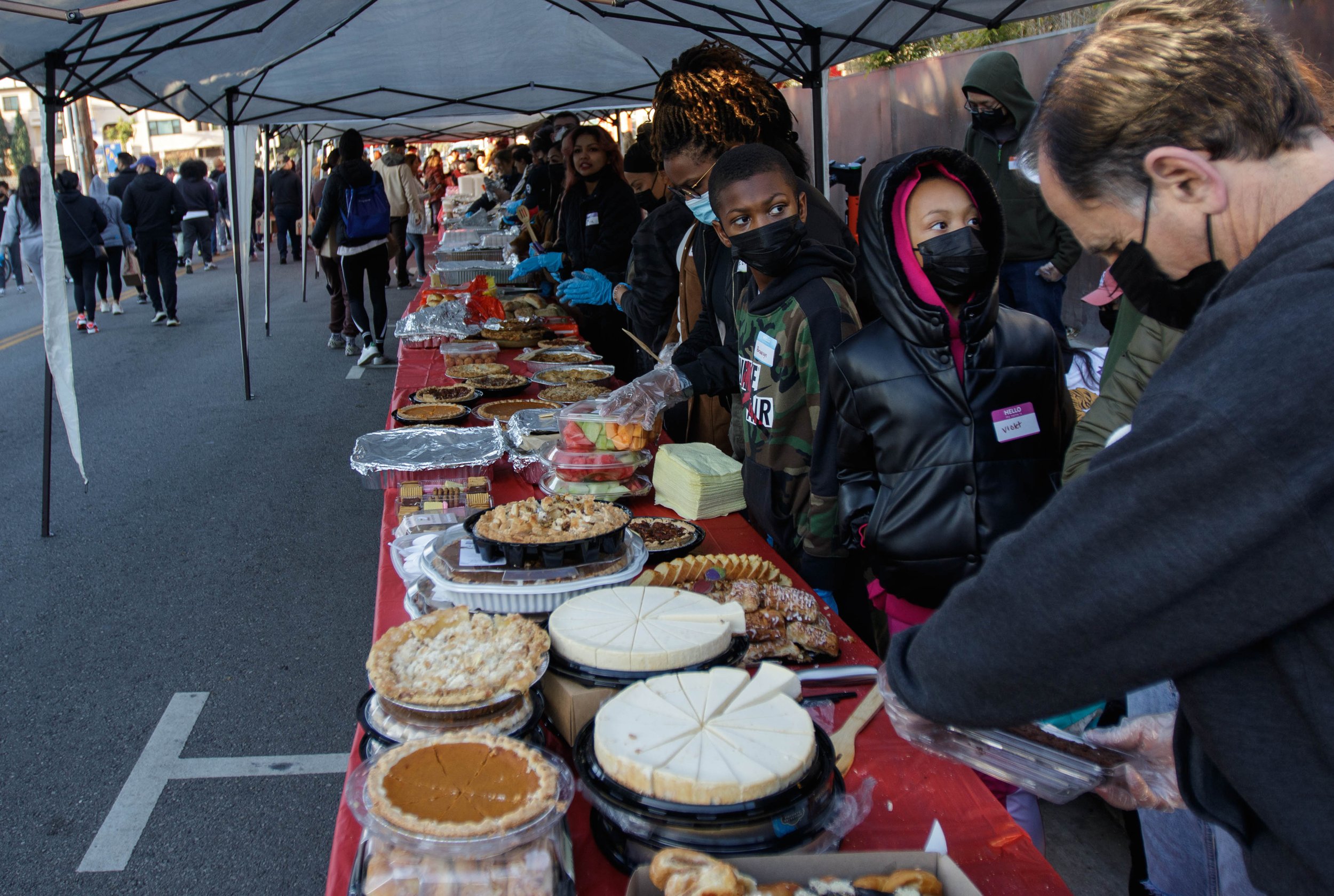  For the past 10 years, Lost Angels Org a non profit based in Los Angeles has been been giving out food and utilities to the homeless in Venice on Thanksgiving Day. Nov. 24, 2022. Venice, Calif. (Ee Lin Tsen | The Corsair) 