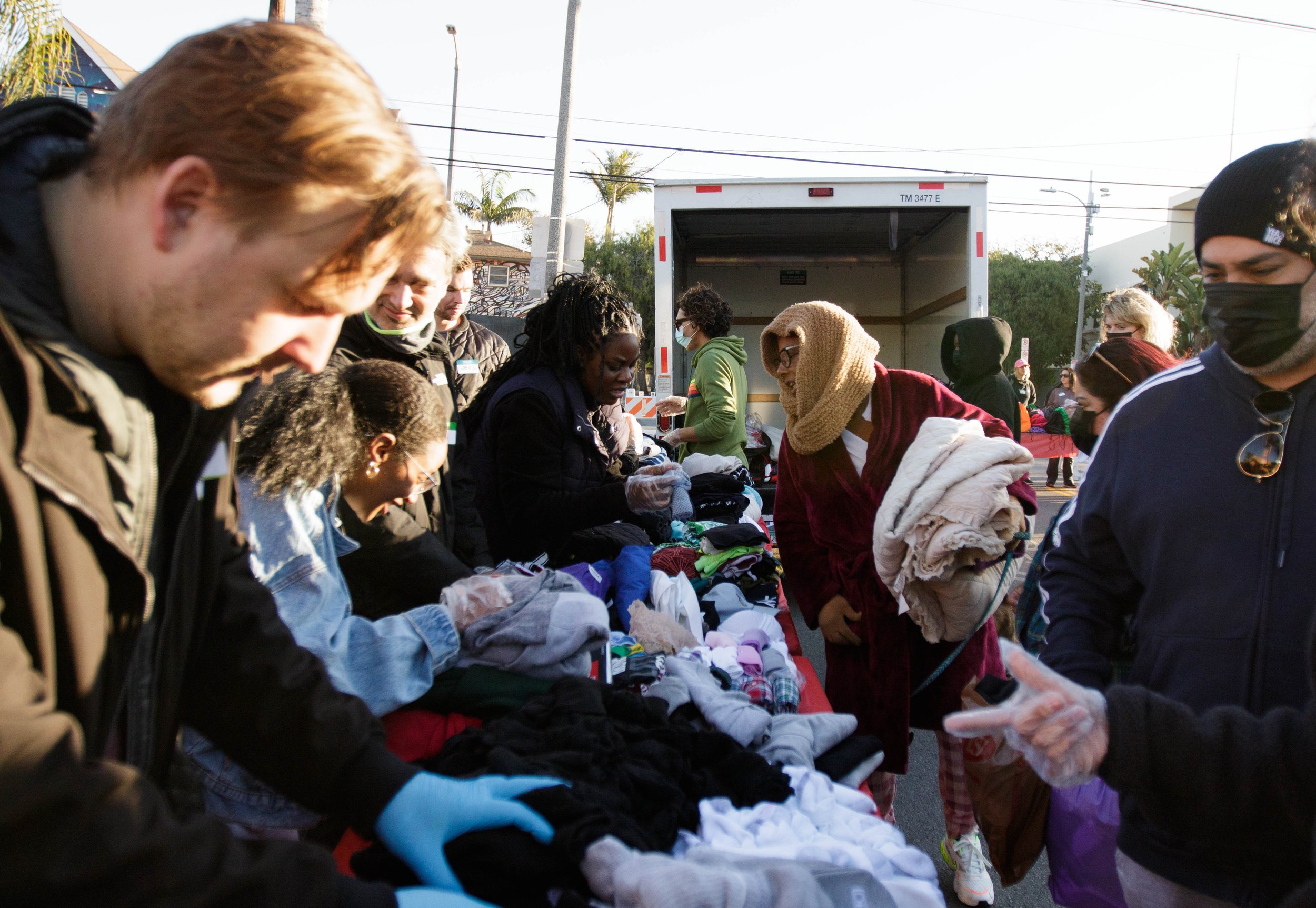  Free food and clothes for the homeless were distributed during Los Angels Org's annual Thanksgiving event at Venice. Nov. 24, 2022. Venice, Calif. (Ee Lin Tsen | The Corsair) 