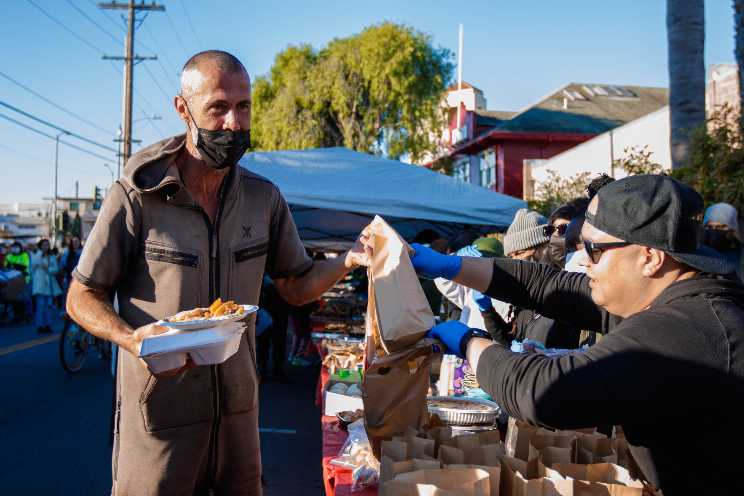  Brent Davis receiving a to-go-snack bag containing fruits and sandwiches at the Lost Angels Org annual Thanksgiving event in Venice. For the past 10 years, Lost Angels Org a non profit based in Los Angeles has been been giving out food and utilities