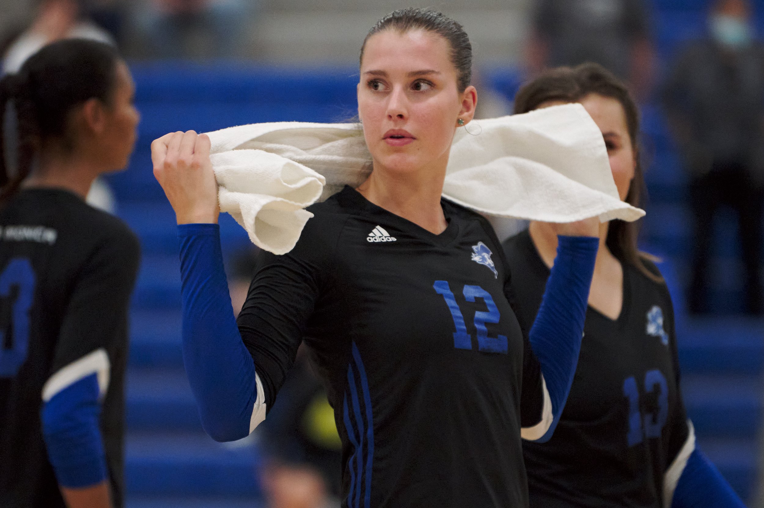  Santa Monica College Corsairs' Mia Paulson during the women's volleyball match against the Bakersfield College Renegades on Wednesday, Sept. 28, 2022, at the Corsair Gym in Santa Monica, Calif. The Corsairs won 3-2. (Nicholas McCall | The Corsair) 