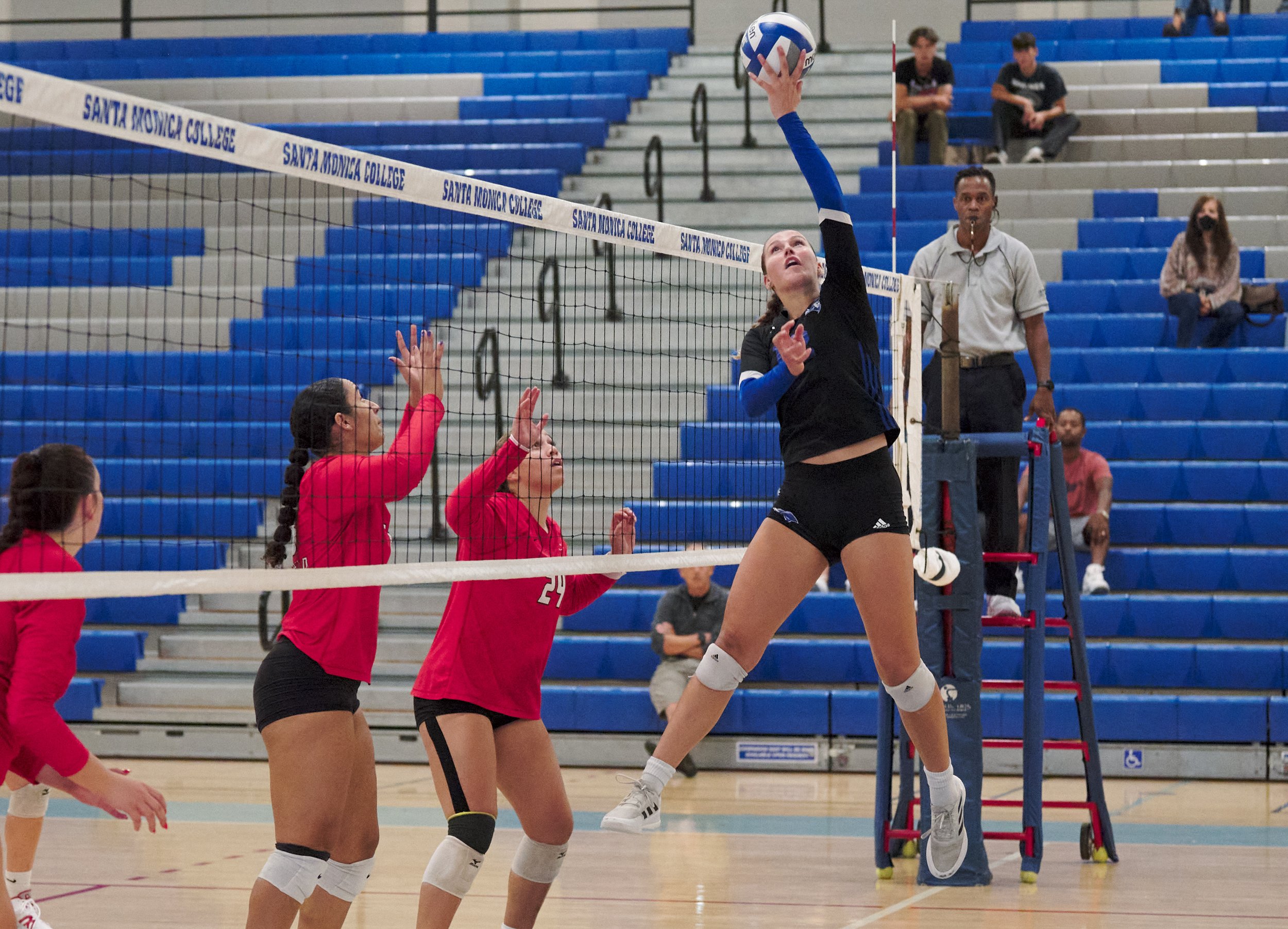  Santa Monica College Corsairs' Mia Paulson (right) and Bakersfield College Renegades' Tia Jules and Kami Marion during the women's volleyball match on Wednesday, Sept. 28, 2022, at the Corsair Gym in Santa Monica, Calif. The Corsairs won 3-2. (Nicho