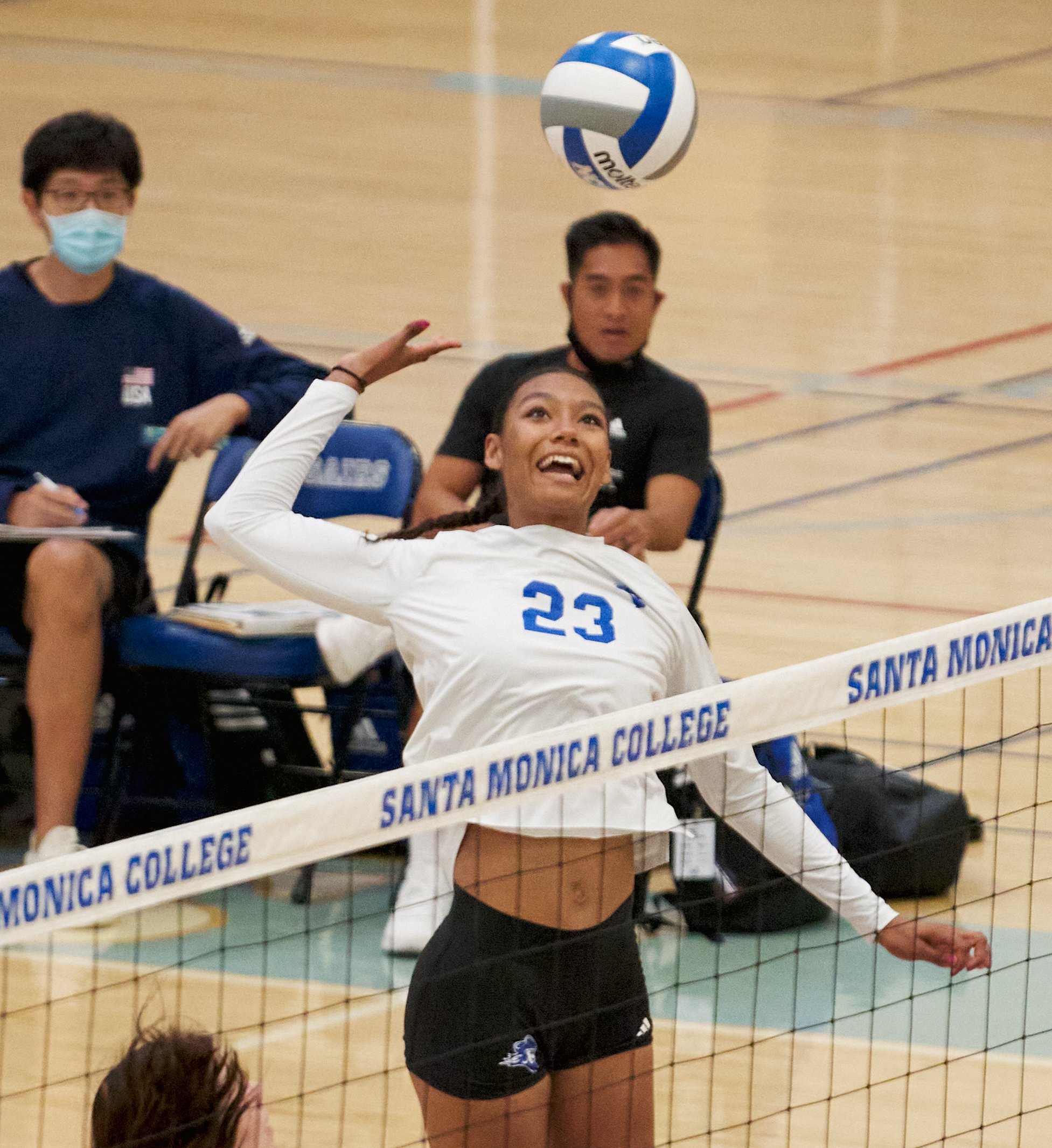  Santa Monica College Corsairs' Rain Martinez during the women's volleyball match against the College of the Desert Roadrunners on Friday, October 7, 2022, at the Corsair Gym in Santa Monica, Calif. The Corsairs won 3-2. (Nicholas McCall | The Corsai