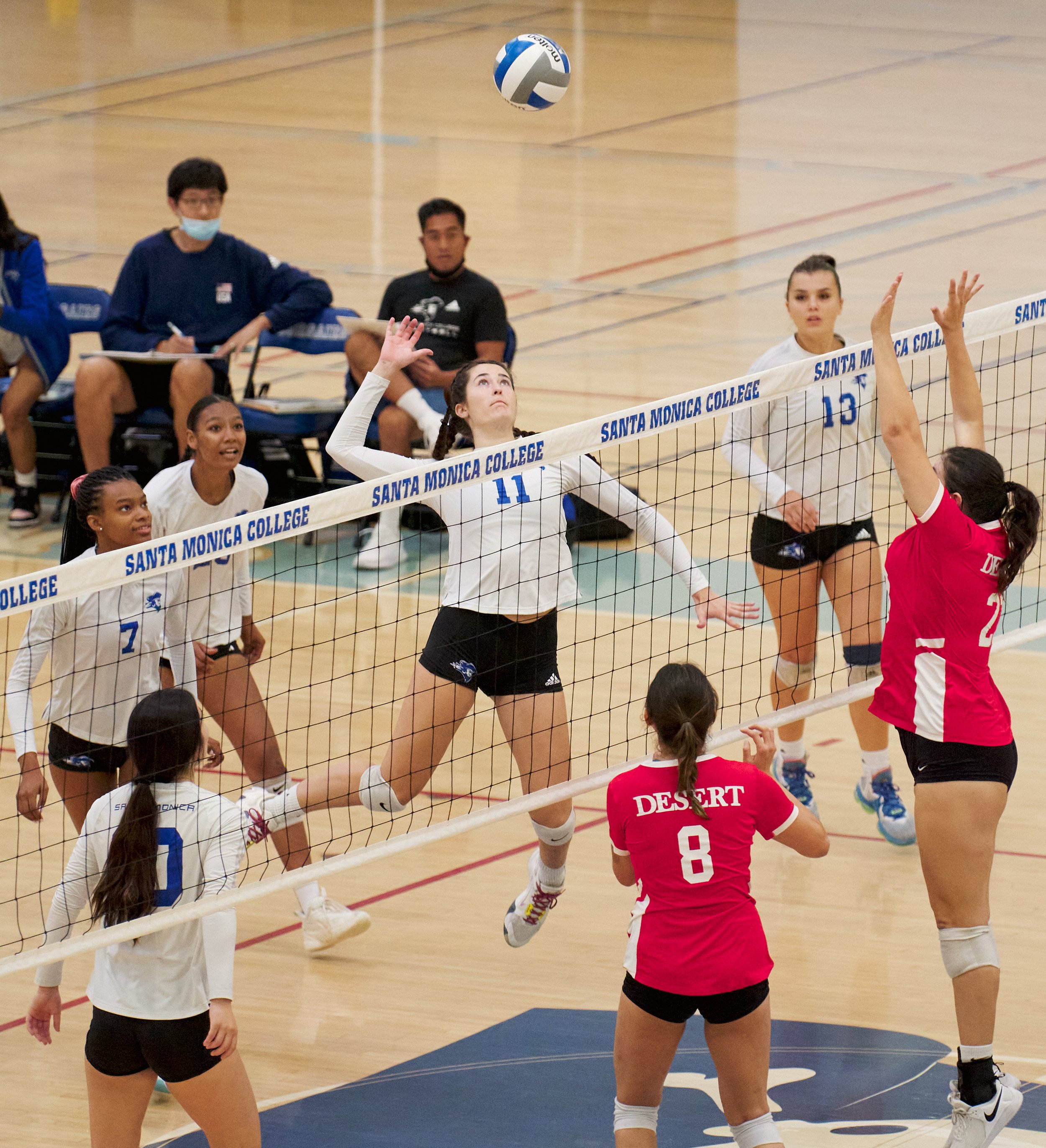  Santa Monica College Corsairs' Maiella Riva (11) and teammates during the women's volleyball match against the College of the Desert Roadrunners on Friday, October 7, 2022, at the Corsair Gym in Santa Monica, Calif. The Corsairs won 3-2. (Nicholas M