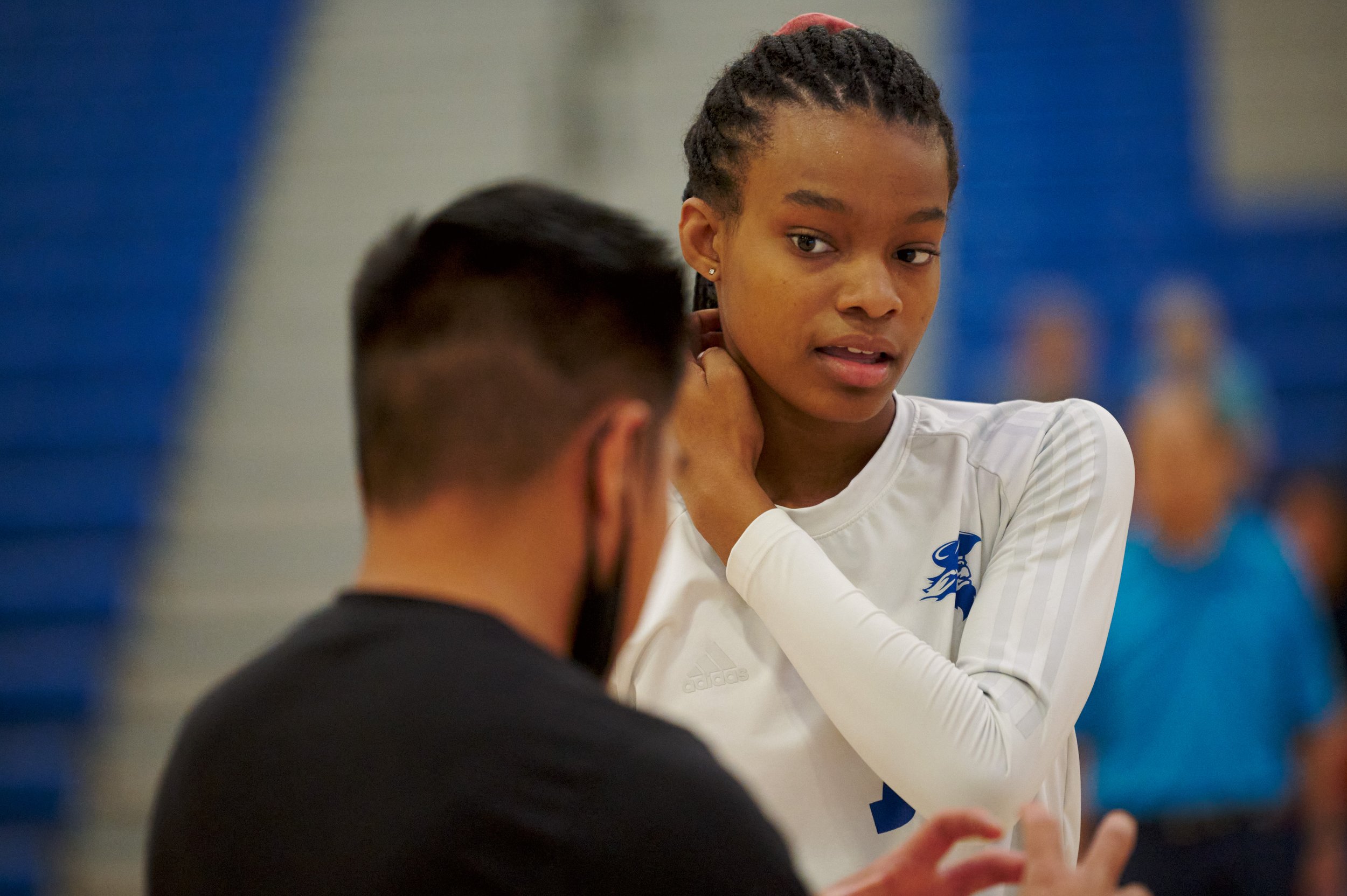  Santa Monica College Corsairs' Zarha Stanton listens to Head Coach Christian Cammayo during the women's volleyball match against the College of the Desert Roadrunners on Friday, October 7, 2022, at the Corsair Gym in Santa Monica, Calif. The Corsair