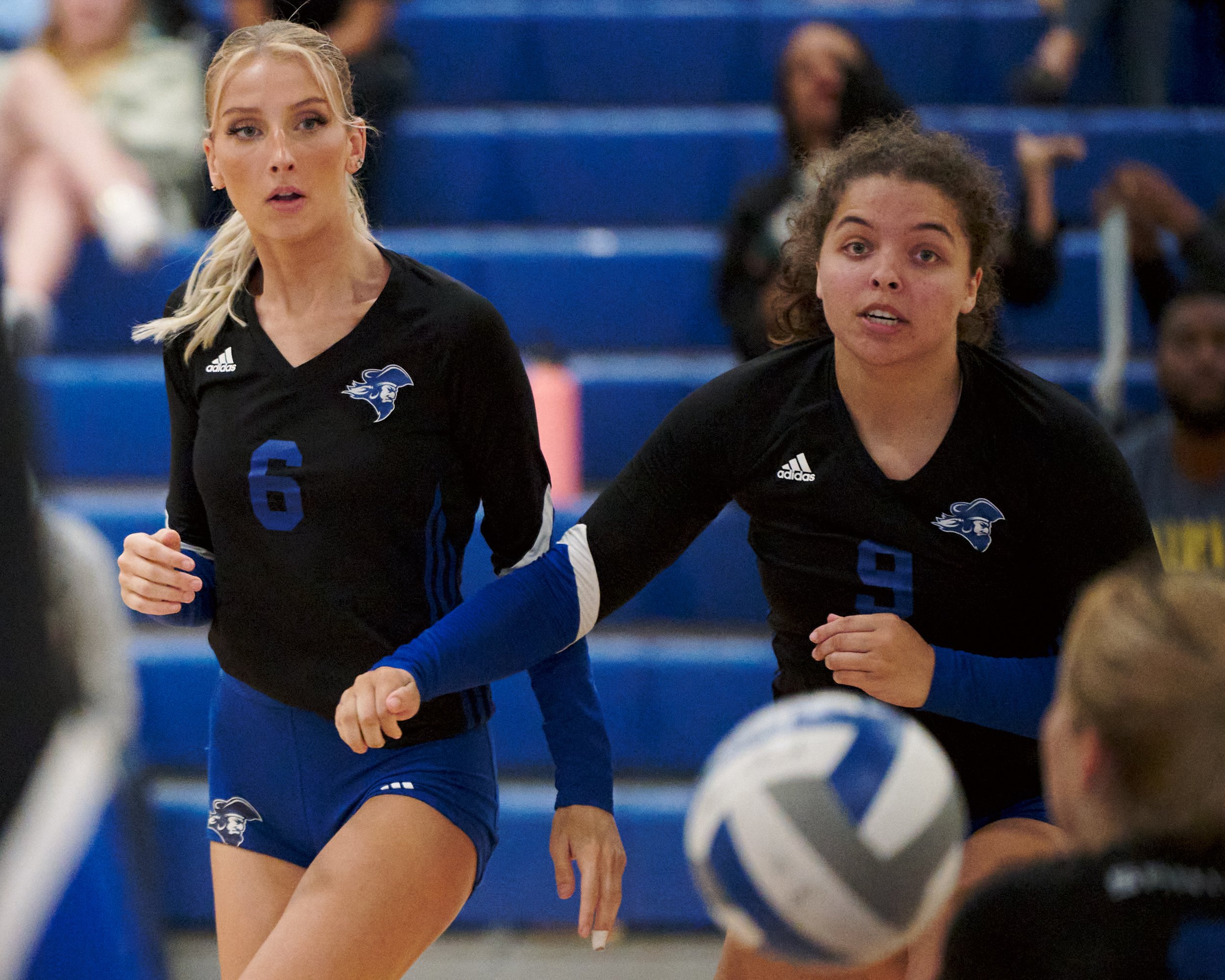  Santa Monica College Corsairs' Sophia Lawrance and Savannah Haislip during the women's volleyball game against the West Los Angeles College Wildcats on Wednesday, Oct. 26, 2022, at SMC Gym in Santa Monica, Calif. The Corsairs won 3-0. (Nicholas McCa