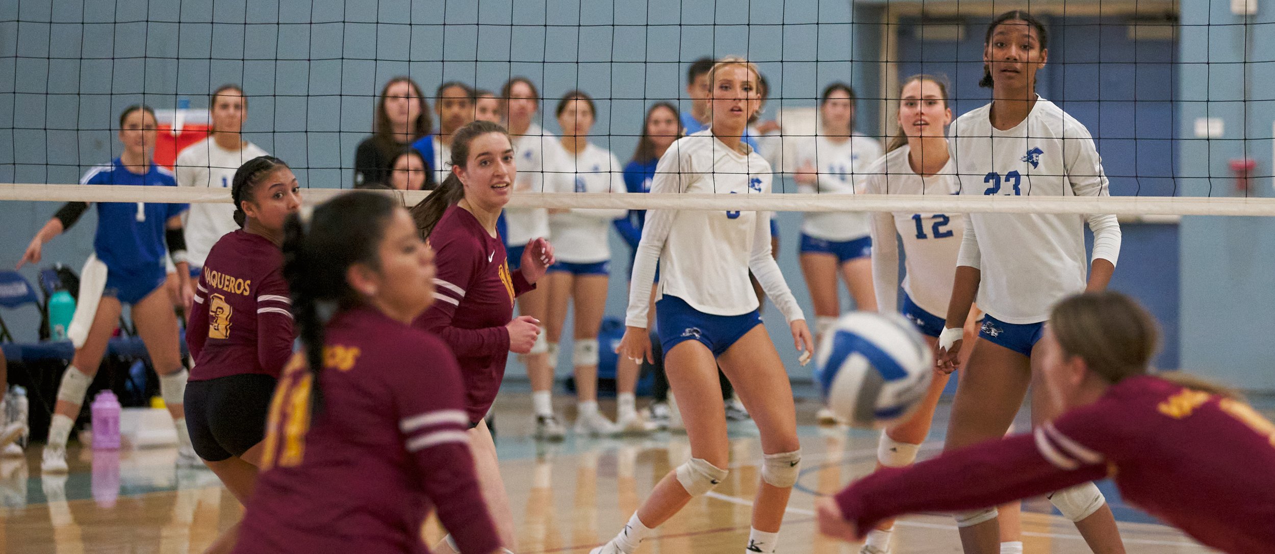  All eyes are focused on the ball during the women's volleyball match between the Santa Monica College Corsairs and the Glendale Community College Vaqueros on Wednesday, Nov. 9, 2022, at SMC Gym in Santa Monica, Calif. The Corsairs won 3-0. (Nicholas