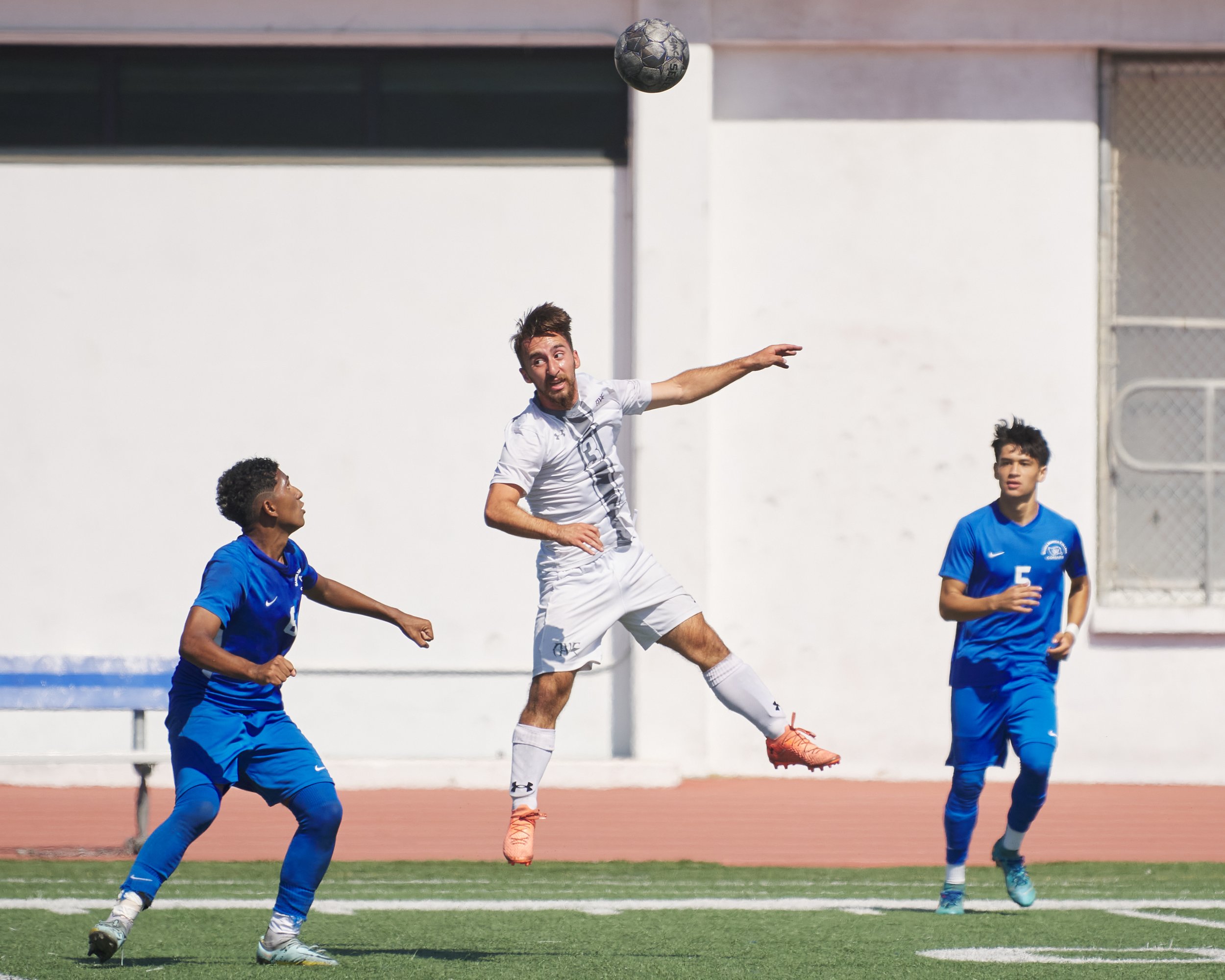  Antelope Valley College Marauders' Alexander Brjestovsky (center) and Santa Monica College Corsairs' Sebastian Alvarez Luna (left) and Jose Urdiano (right) during the men's soccer match on Friday, Sept. 30, 2022, at Corsair Field in Santa Monica, Ca