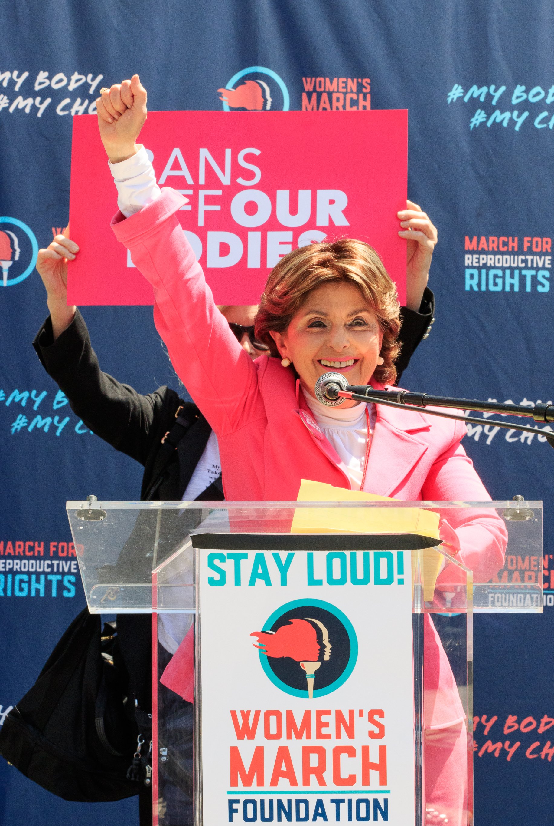  American Attorney Gloria Allred raising her fist is the air as she finished her speech at the Women's March Foundation Ceremony for reproductive right. Los Angeles City Hall, April 15, 2023 (Alejandro Contreras | The Corsair) 