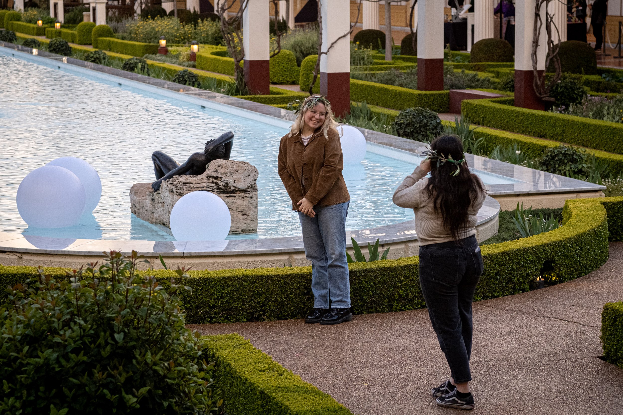  Students pose in front of the reflecting pool at the Getty Villa Museum in Pacific Palisades, Calif., at College Night on Wednesday, March 22, 2023. (Akemi Rico | The Corsair) 