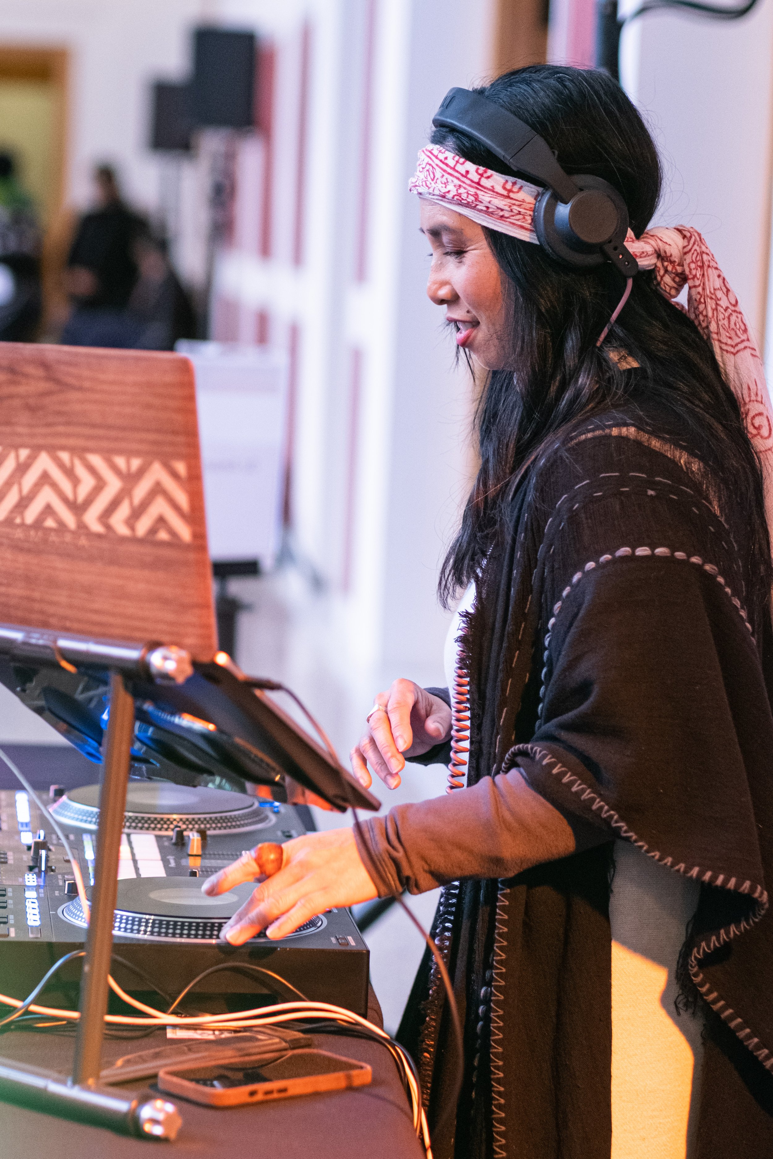  A DJ enlivens the atmosphere at the Getty Villa Museum in Pacific Palisades, Calif. on Wednesday, March 22, 2023 at College Night. (Akemi Rico | The Corsair) 