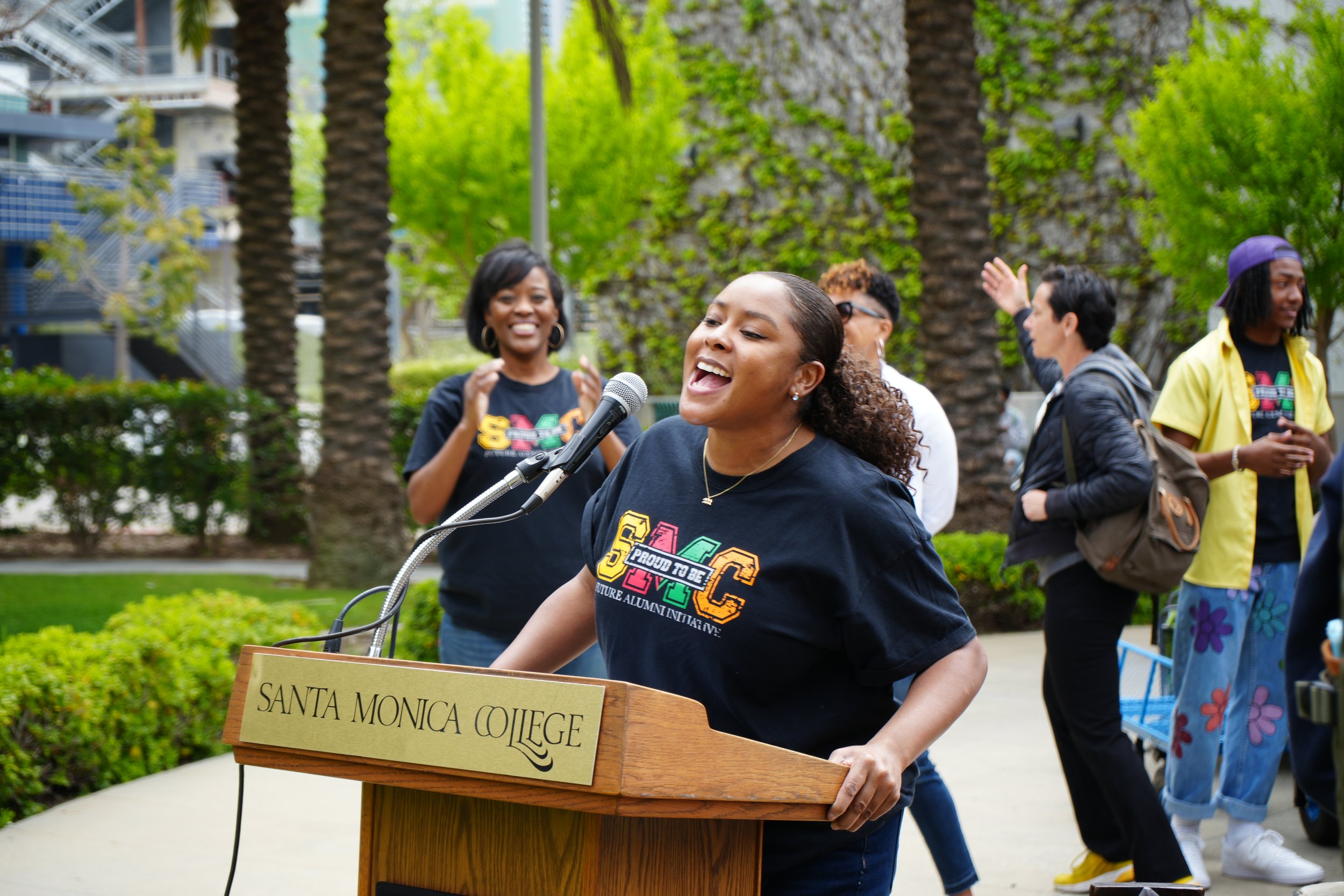  Amber Mitchell (center), MC of the event and former Director of Activities for The Black Collegians Club welcomed SMC students alongside her fellow club members and administrators. (Torrie Krantz-Klein | The Corsair) 