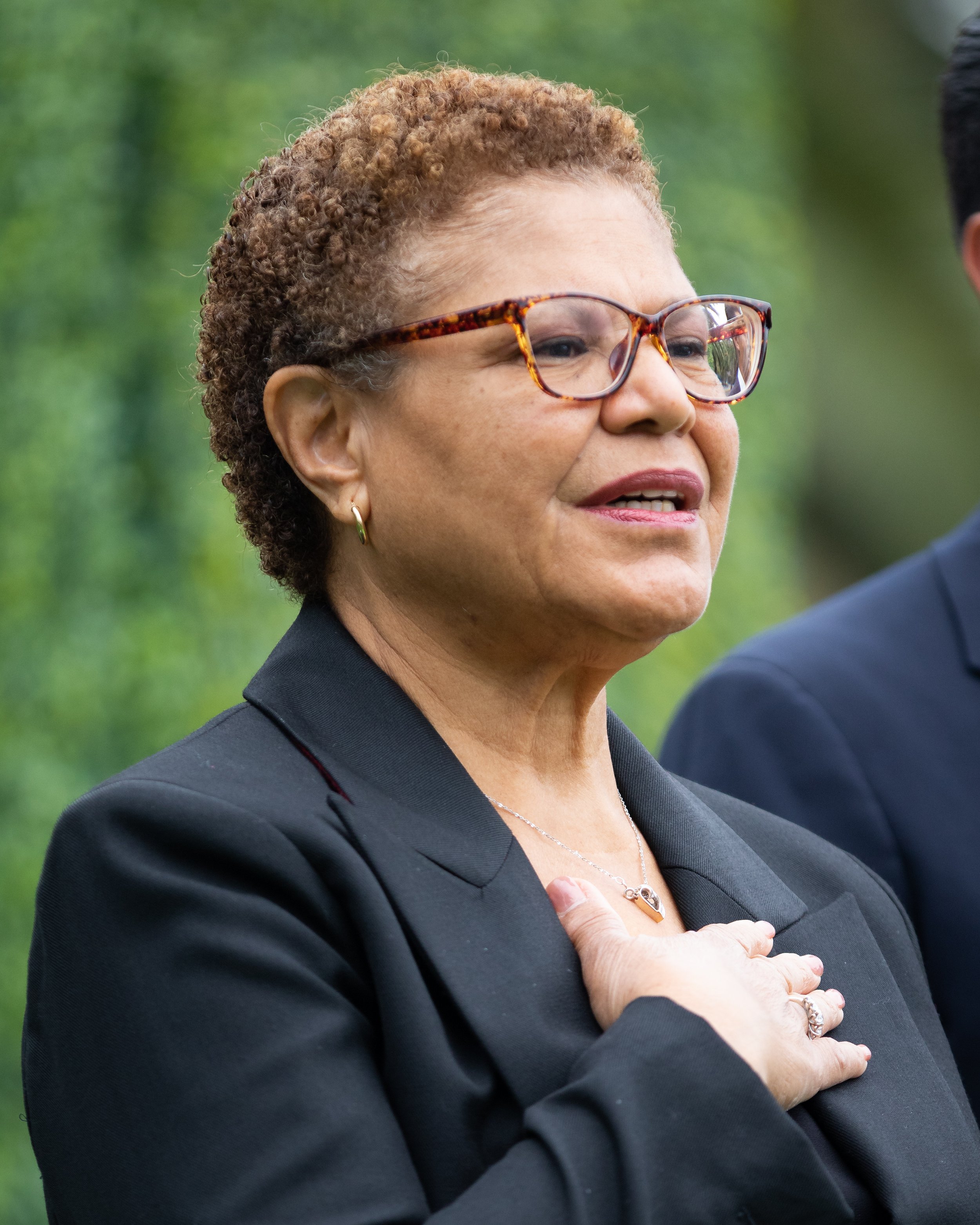  Los Angeles (LA) Mayor Karen Bass holds her hand over her heart during the United States National Anthem at the Memorial Day Celebration at Los Angeles National Cemetery, in Los Angeles, Calif., on Monday, May 29, 2023. (Caylo Seals | The Corsair) 