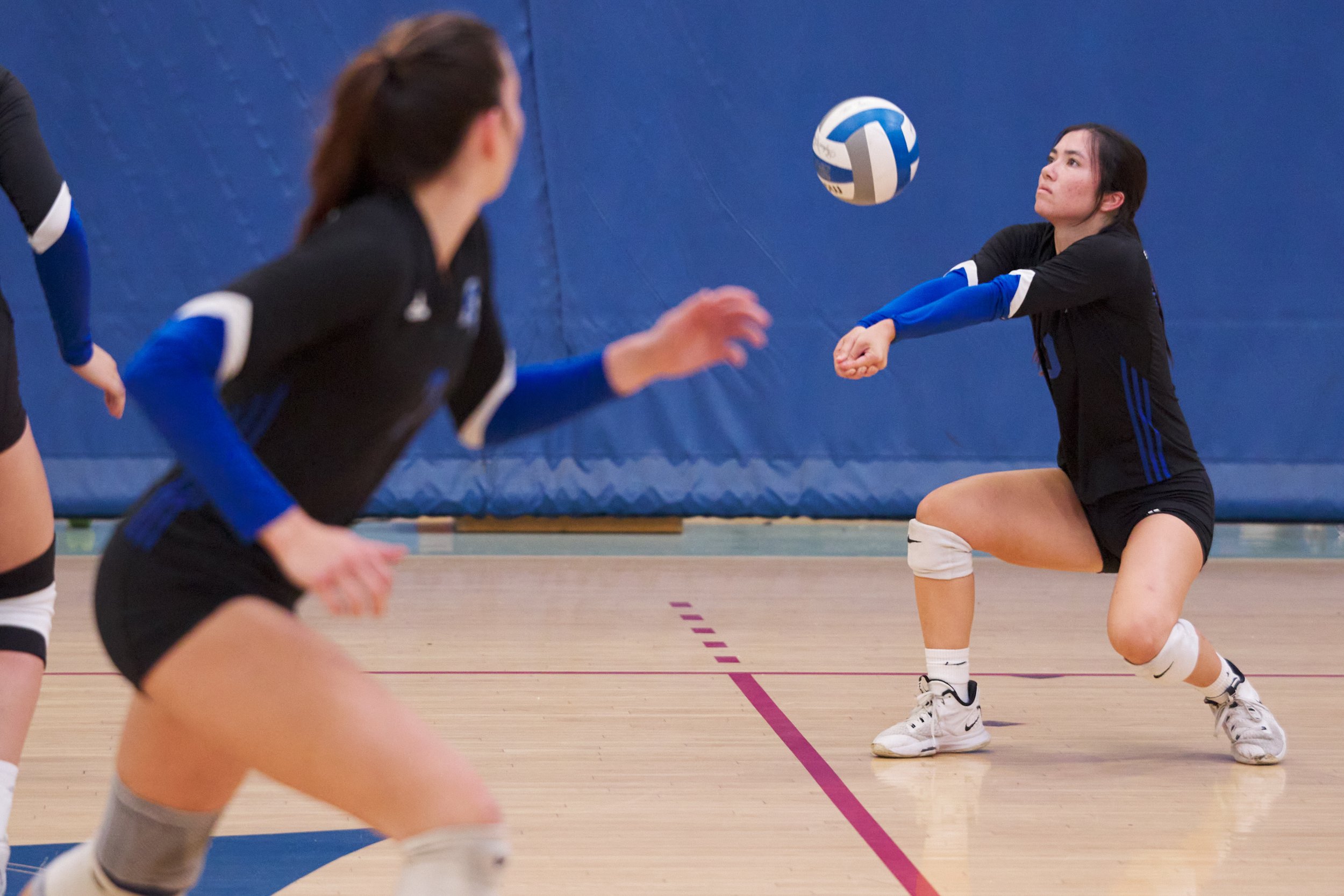  Santa Monica College Corsairs' Sophia Odle (right) bumps the ball during the women's volleyball match against the Cuyamaca College Coyotes on Wednesday, Sept. 6, 2023, at the SMC Gym in Santa Monica, Calif. The Corsairs won 3-0. (Nicholas McCall | T