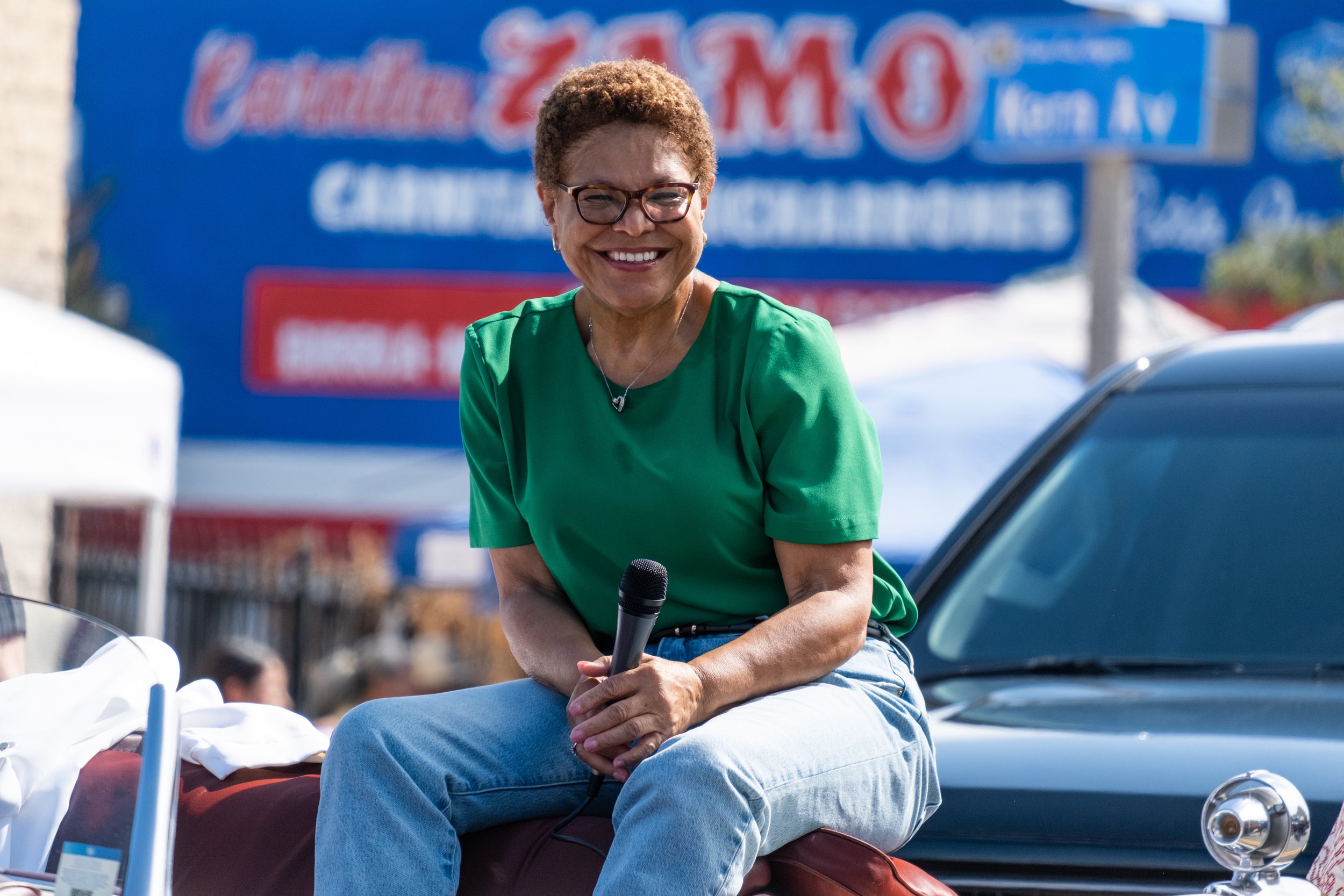  Los Angeles Mayor Karen Bass was in attendance at the annual Mexican Independence Day Parade; seen here riding on the parade route on Sunday, Sept. 10th, 2023, on Cesar Chavez Blvd. in East Los Angeles. (Akemi Rico | The Corsair) 