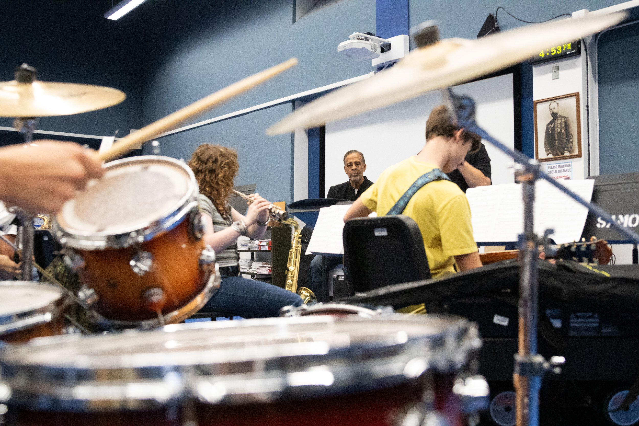  BroadStage artist in resident Stanley Clarke helping students in the jazz band at Santa Monica High School learn “Spain” by Chick Corea in Santa Monica, Calif., on Monday, Sept. 18, 2023. Clarke played bass for the album the song is on, and he also 