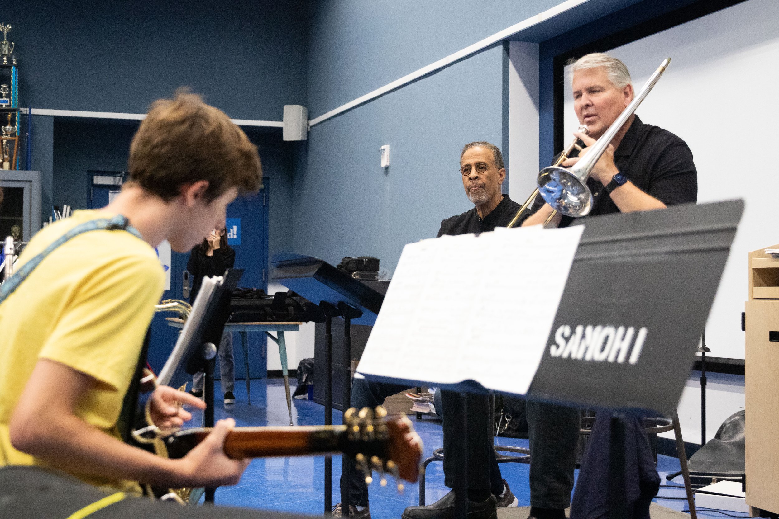  BroadStage artist in resident Stanley Clarke (middle) and Santa Monica High School jazz band director Tom Whaley (right) helping students learn “Spain” by Chick Corea in Santa Monica, Calif., on Monday, Sept. 18, 2023. Clarke played bass for the alb