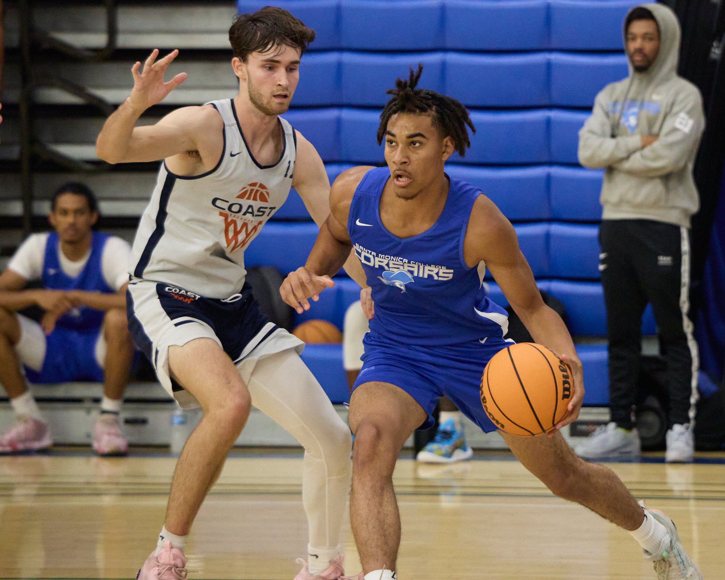  Orange Coast College Pirates' Sam Hunter and Santa Monica College Corsairs' Shakour Sidney during the SoCal Fall Juco Jamboree on Sundy, Spet 17, 2023, at Cerritos College in Norwalk, Calif. The Corsairs lost 70-76. (Nicholas McCall | The Corsair) 