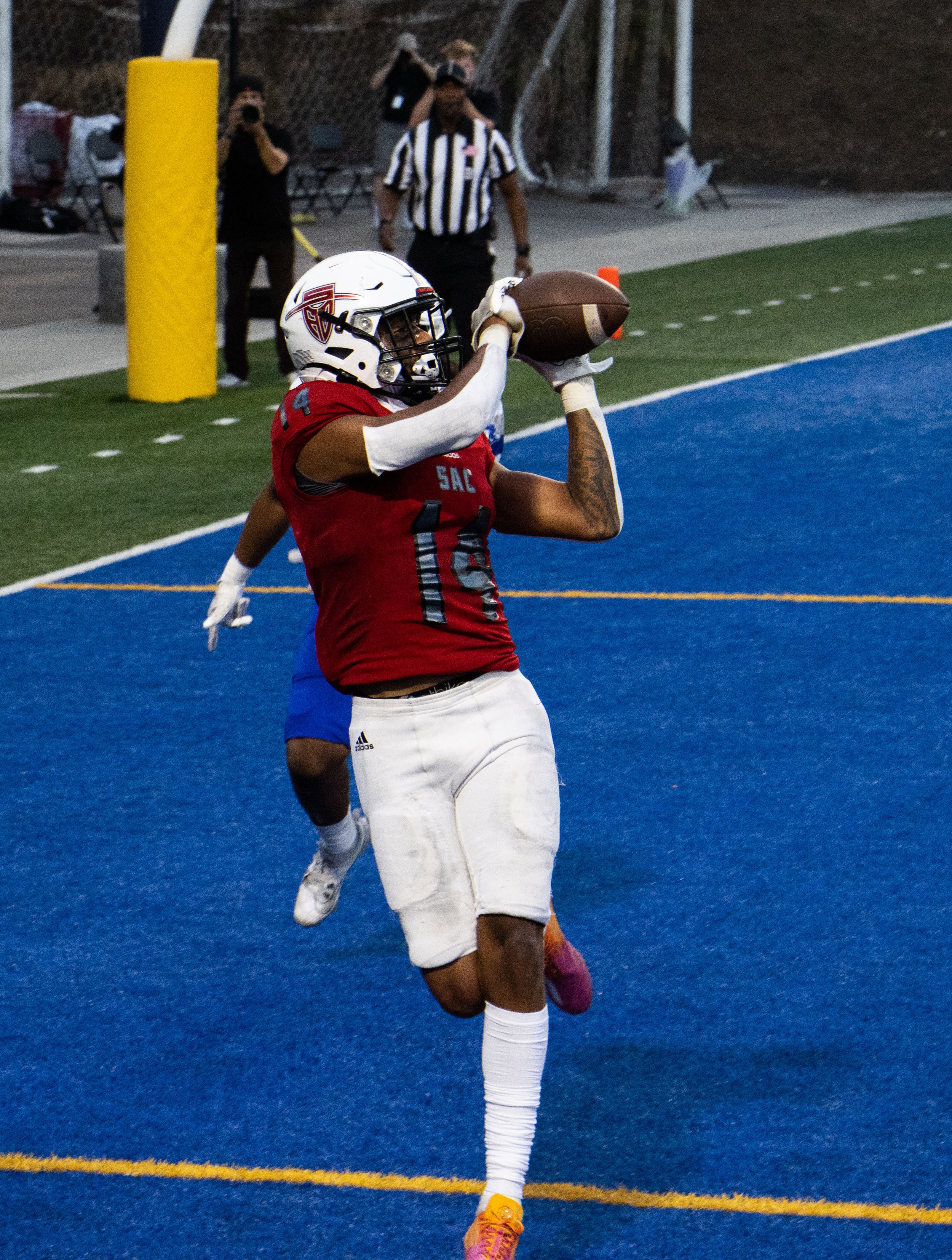  Malachi Pierce catches a touchdown throw early in the second quarter. (Bunker King | The Corsair) 