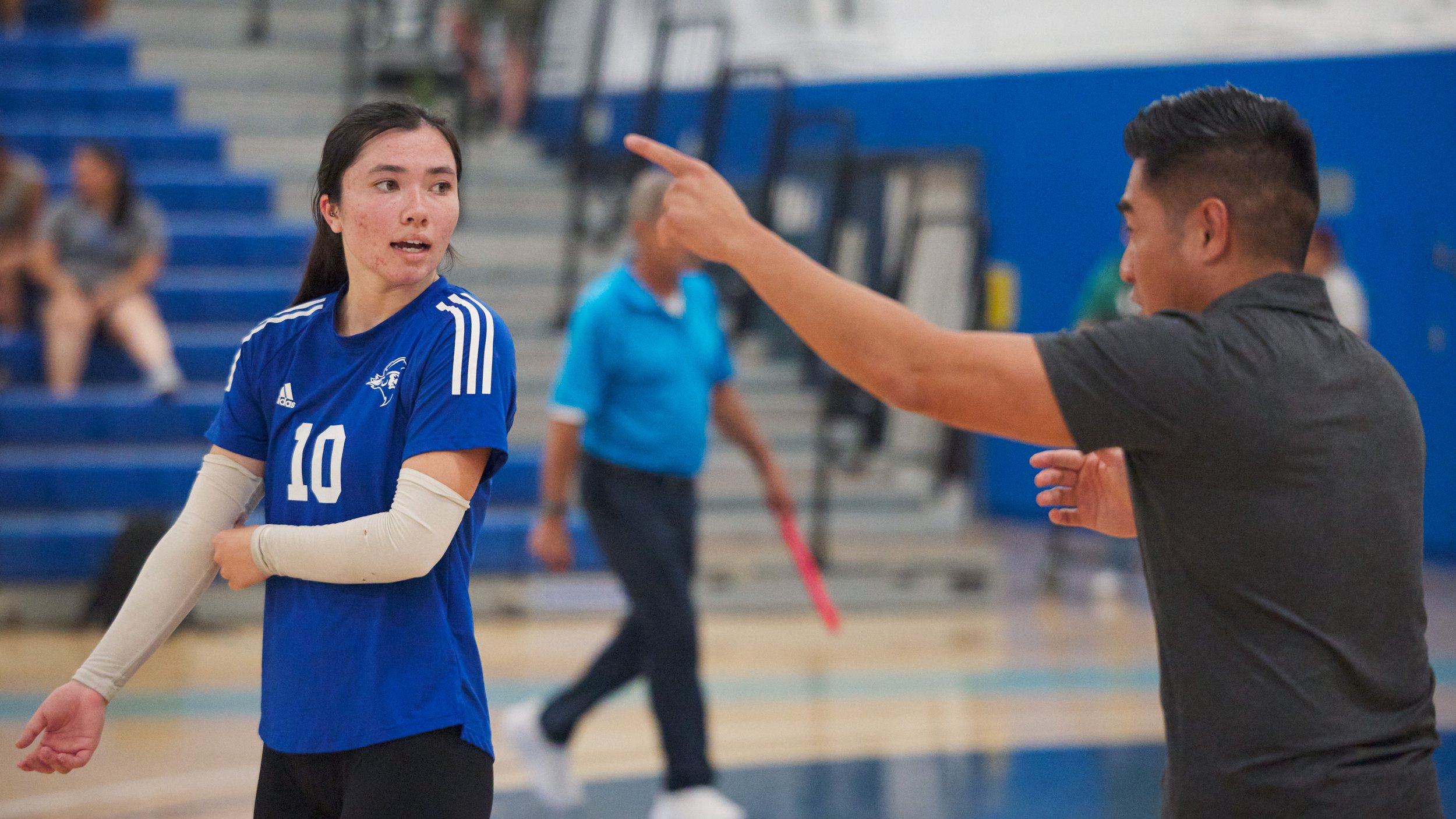  Santa Monica College Corsairs' Sophia Odle and women's volleyball head coach Christian Cammayo during the match against the Santa Barbara City College Vaqueros on Wednesday, Sept. 20, 2023, at Corsair Gym in Santa Monica, Calif. The Corsairs won 3-2