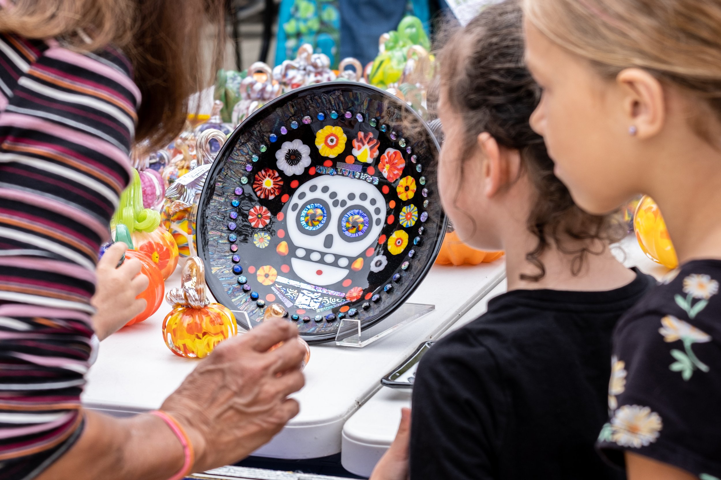  Patrons looking at the colorful glass wares at the Santa Monica College Glass Pumpkin Sale in Virginia Avenue Park in Santa Monica, Calif. on Saturday, Sept. 30th, 2023. (Akemi Rico | The Corsair) 