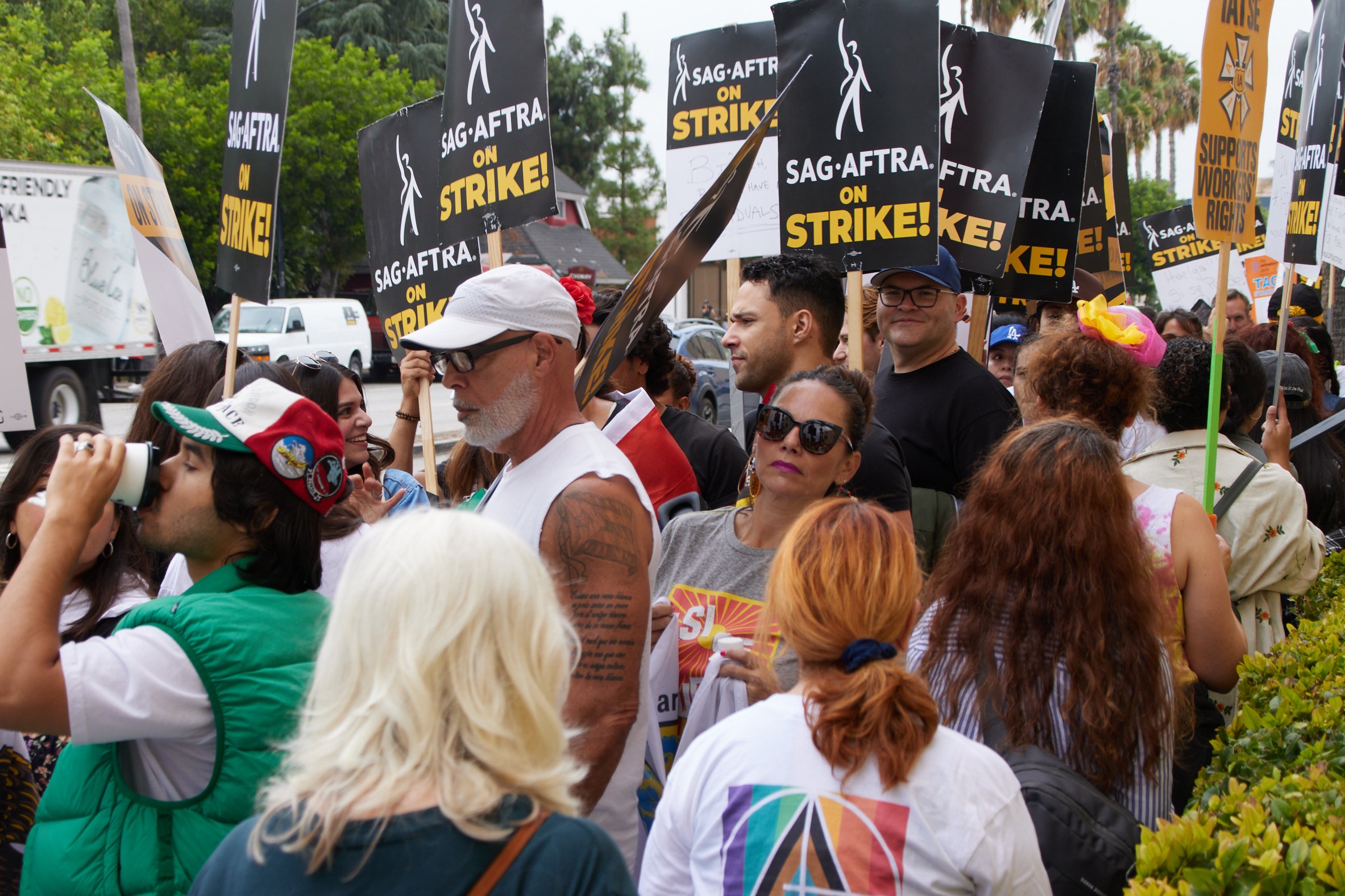  A crowd of picketing SAG-AFTRA members gathered in wait for the traffic light to change to walk across the street in front of Warner Bros. Studios Gate 3, Burbank, Calif., during the SAG-AFTRA strike on Sept 29, 2023. (Danniel Sumarkho | The Corsair
