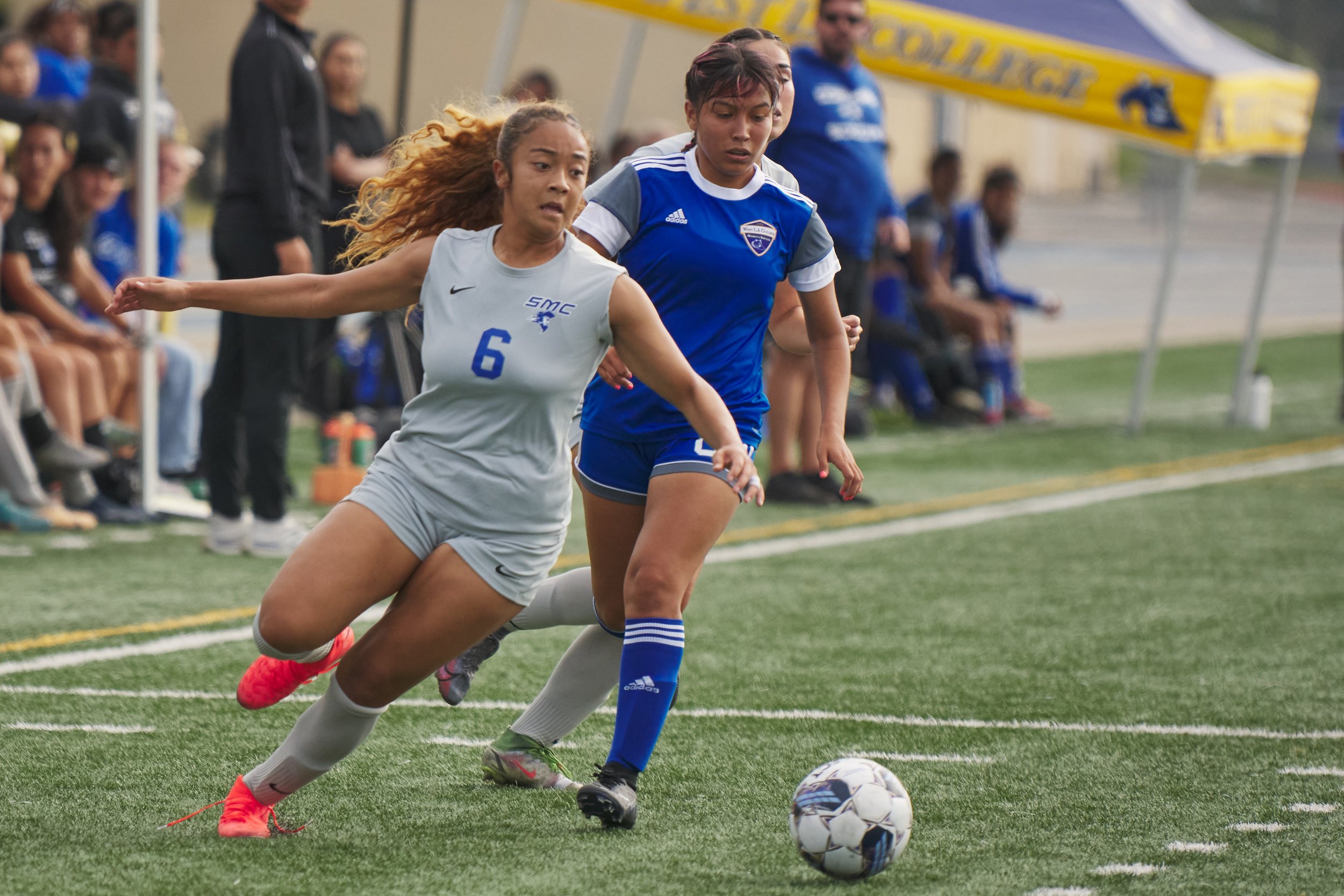  Santa Monica College Corsairs' Tia Lucas keeps control of the ball, with West Los Angeles Wildcats' Giselle Vela closely behind her, during the women's soccer match on Friday, Sept. 29, 2023, at Wildcat Stadium in Los Angeles, Calif. The Corsairs wo