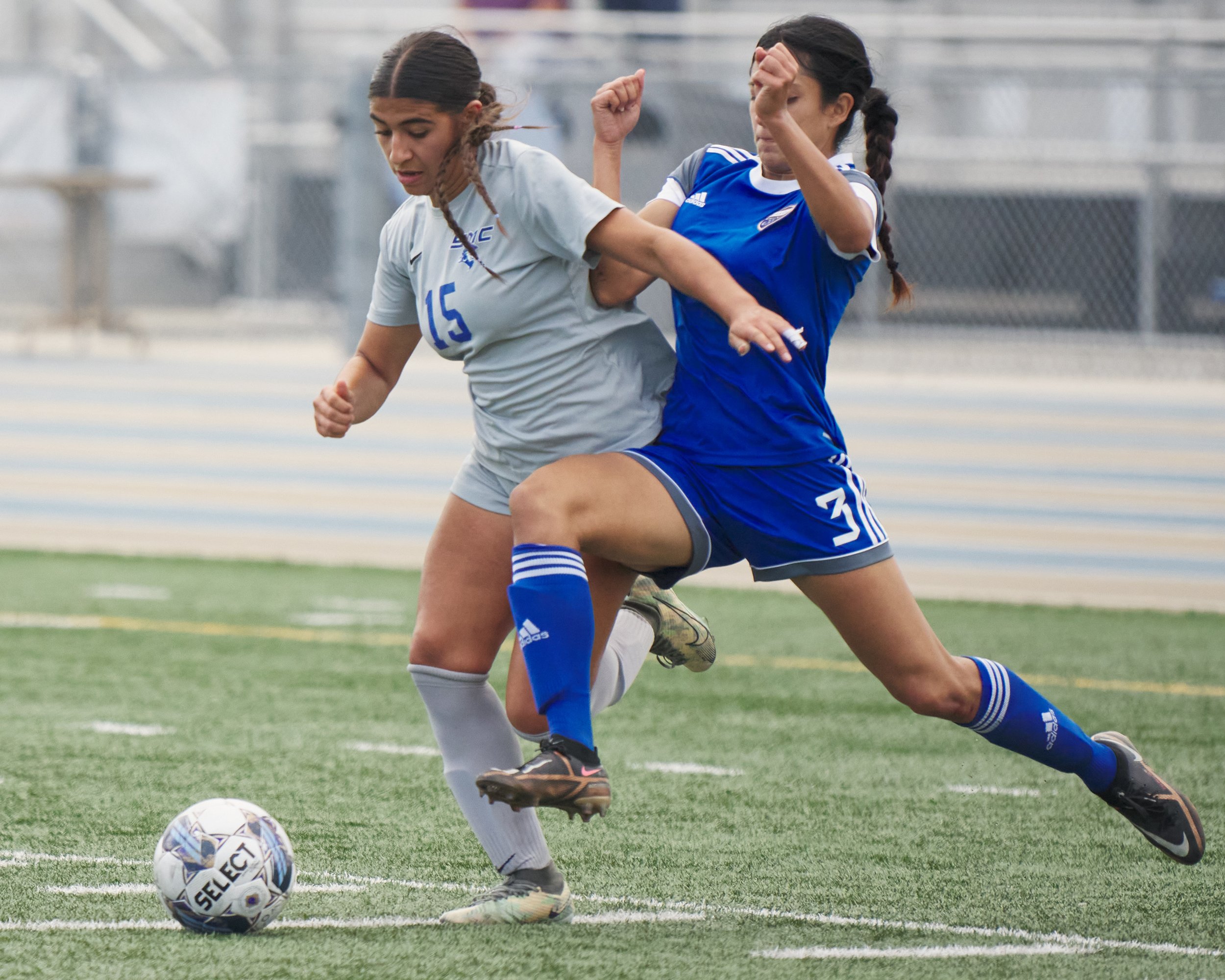  Santa Monica College Corsairs' Alinna Savaterre and West Los Angeles College Wildcats' Dalia Romo during the women's soccer match on Friday, Sept. 29, 2023, at Wildcat Stadium in Los Angeles, Calif. The Corsairs won 5-0. (Nicholas McCall | The Corsa