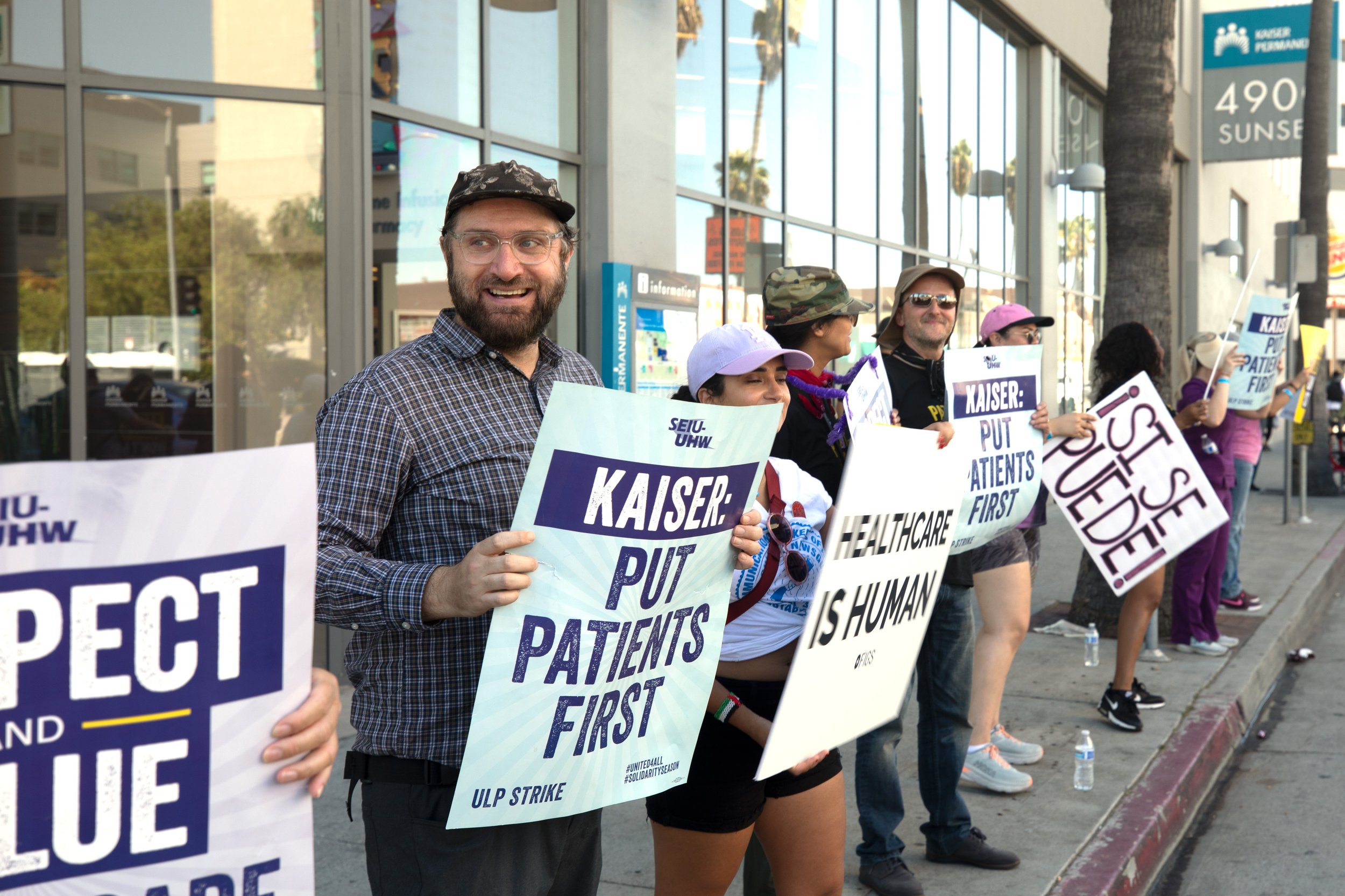    Workers gather outside of Kaiser Permanente Hospital Los Angeles Medical Center on Friday, October 6, 2023 (Renee Barlett-Webber | The Corsair).          