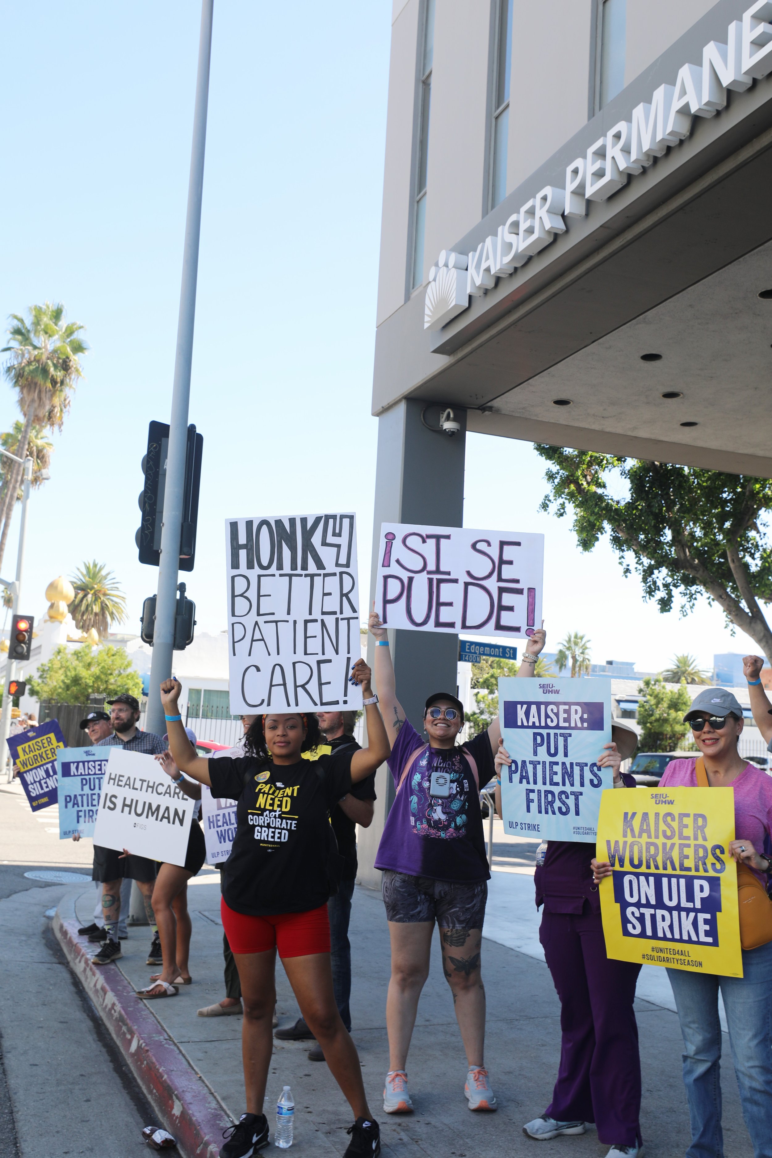    Workers gather outside of Kaiser Permanente Los Angeles Medical Center on Friday, October 6, 2023 (Renee Barlett-Webber | The Corsair).   