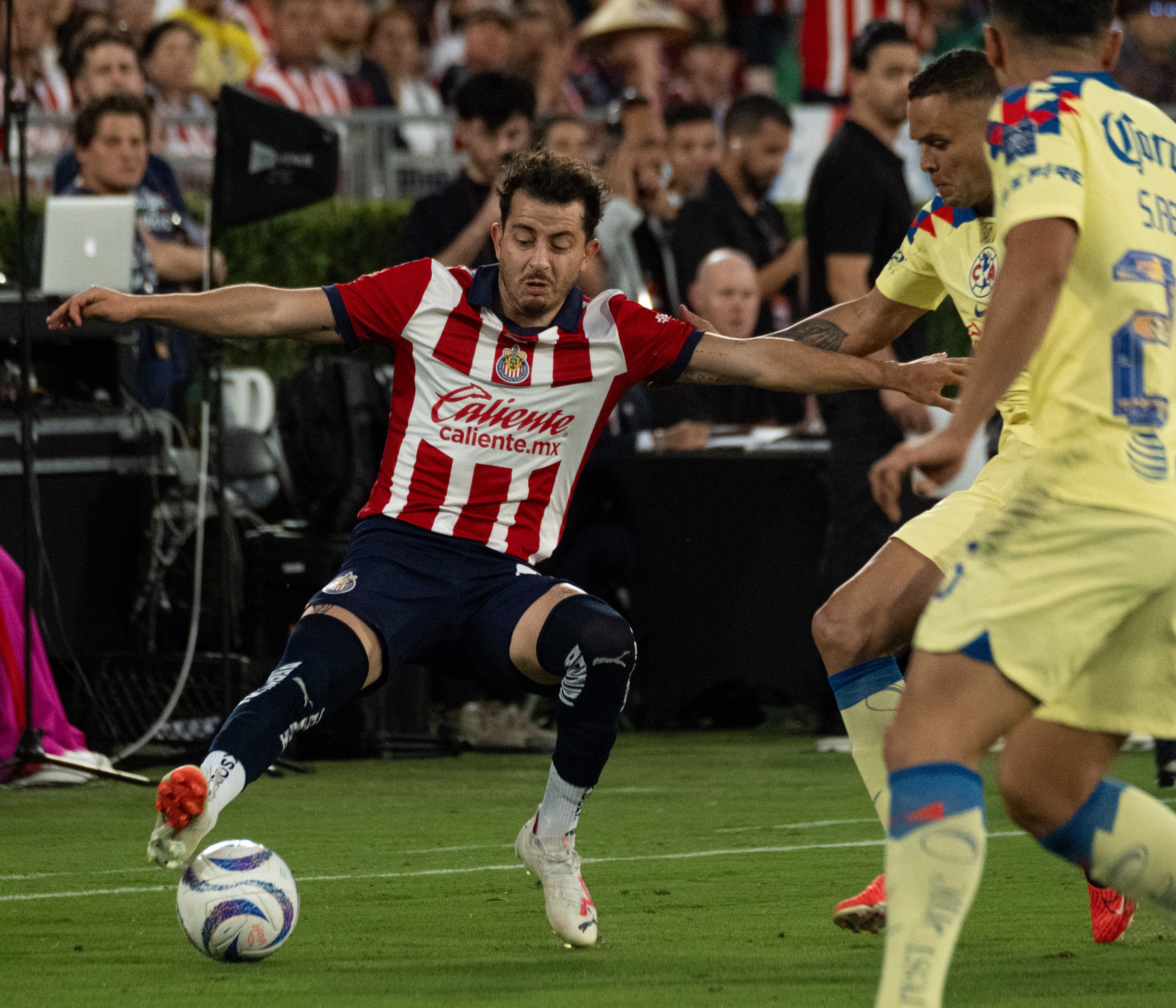  C.D. Guadalajara right-back Alan Mozo crossing the ball behid him to get past Club America player at the Rose Bowl in Pasadena, Calif. on Sunday, Oct. 15. (Danilo Perez | The Corsair) 