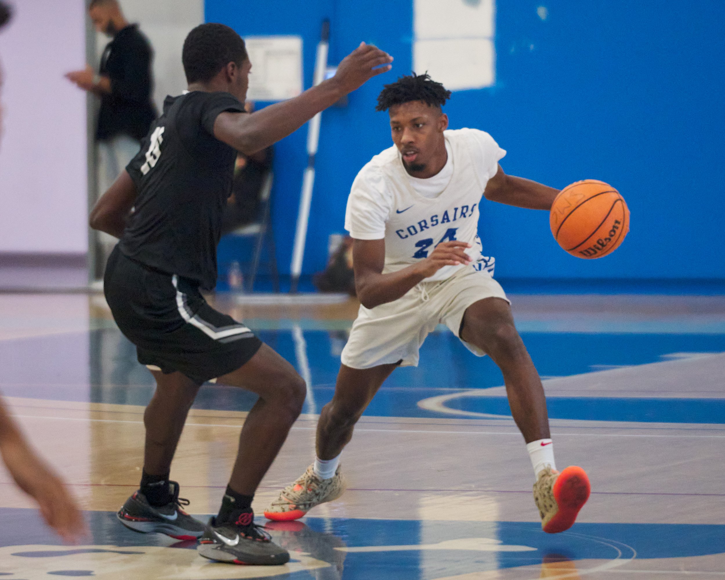  Santa Monica College Corsairs' Mike Hill (right) and Compton College Tartars' Jamerion Fouce (left) during the men's basketball game on Wednesday, Nov. 8, 2023, at Corsair Gym in Santa Monica, Calif. The Corsairs won 94-86. (Nicholas McCall | The Co