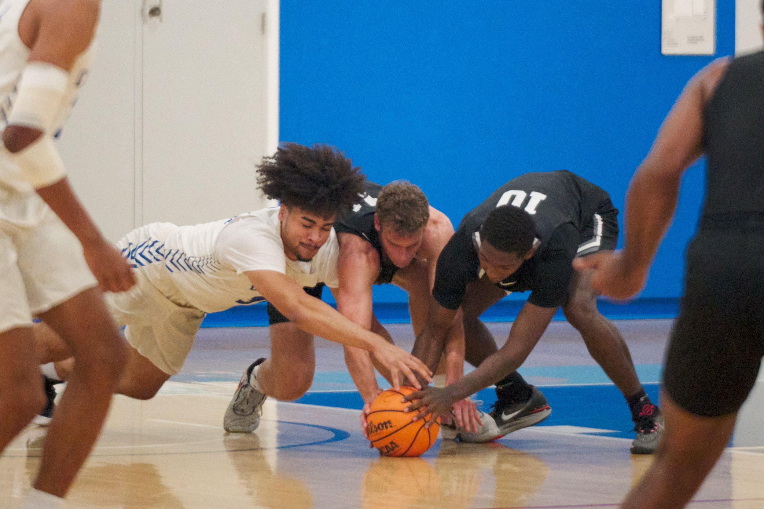  Santa Monica College Corsairs' Brooklyn Caldwell and Compton College Tartars' Jake TenBerge and Jamerion Fouce fight over the ball during the men's basketball game on Wednesday, Nov. 8, 2023, at Corsair Gym in Santa Monica, Calif. The Corsairs won 9