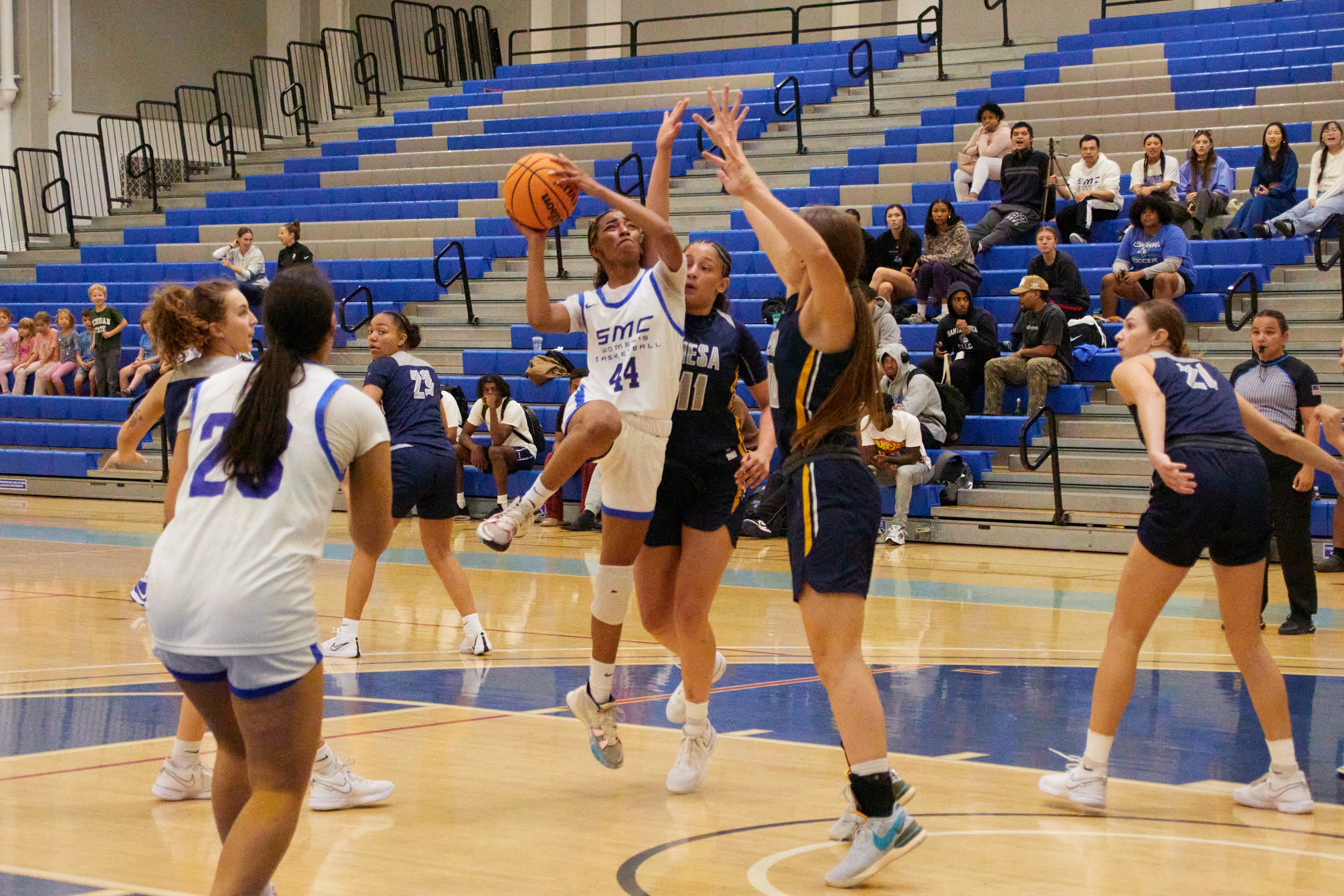  Santa Monica College Corsairs Forward Hannah Kaufman during the match against San Diego Mesa College Olympians at Corsair Gym, Santa Monica, Calif., on Nov. 9, 2023. The Corsairs won 47-43. (Danniel Sumarkho | The Corsair) 