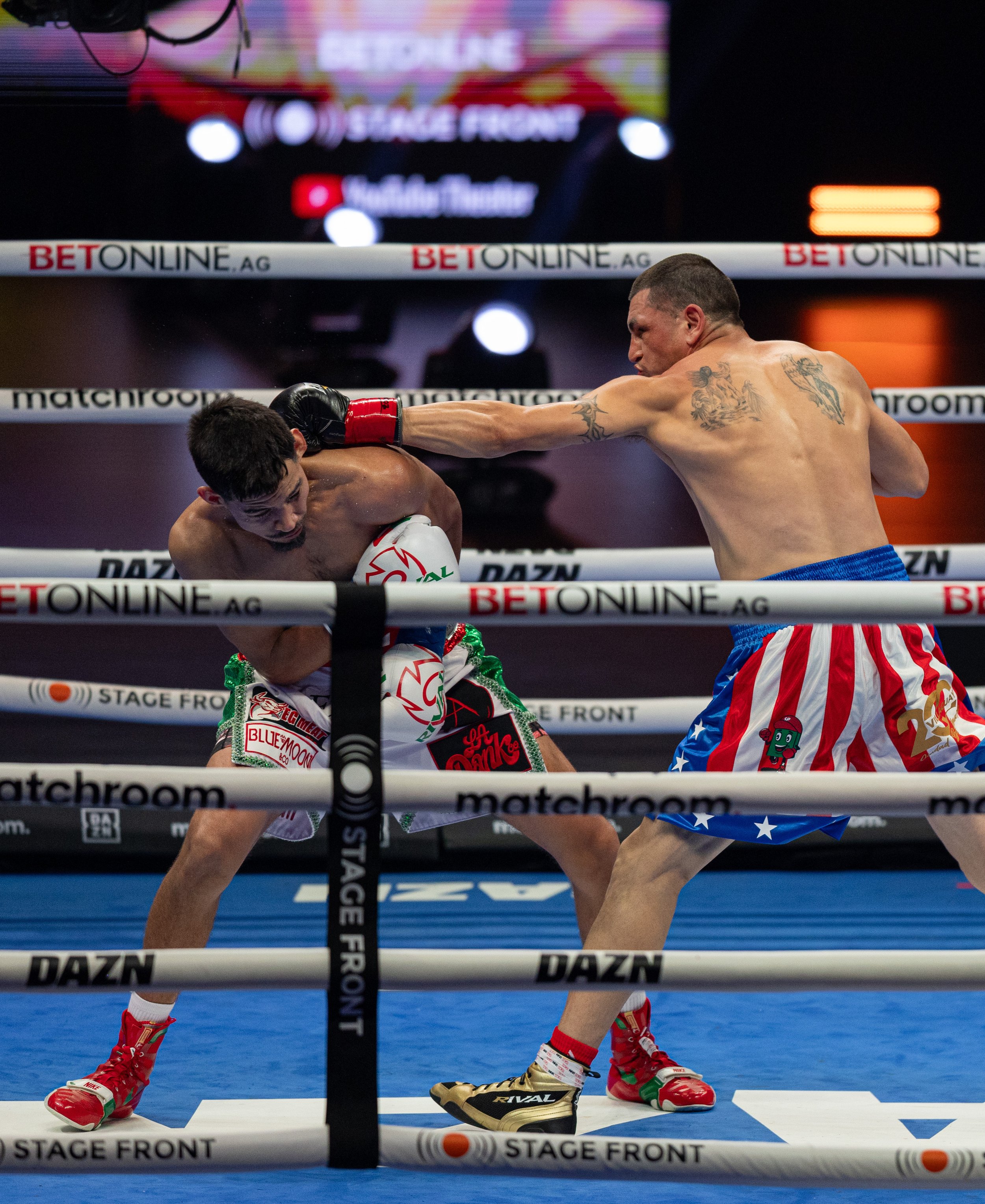  Diego Pacheco(L) successfully dodging Marcelo Coceres’s jab during their fight for the WBO International and USWBC Super-Bantamweight title on Saturday, Nov. 18 in YouTube Theater at Inglewood, Calif. (Danilo Perez | The Corsair) 