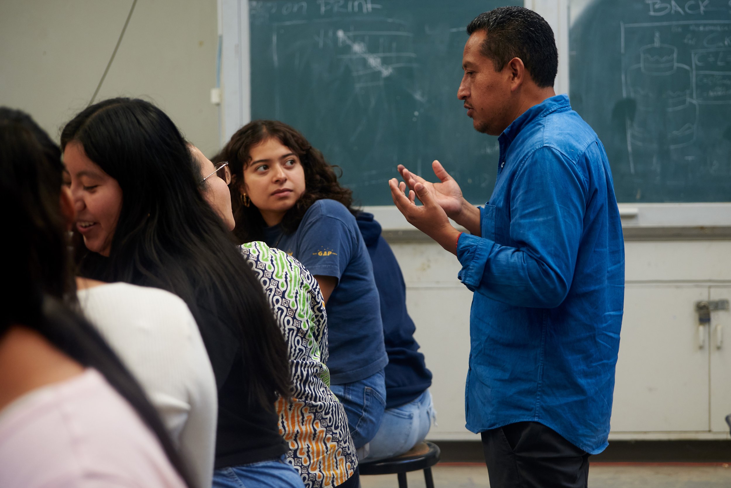  Weaver and textile artist Porfirio Gutierrez (right) talks to Samantha Cruz (left) during his workshop on Thursday, Oct. 12, 2023, at Santa Monica College in Santa Monica, Calif. (Nicholas McCall | The Corsair) 